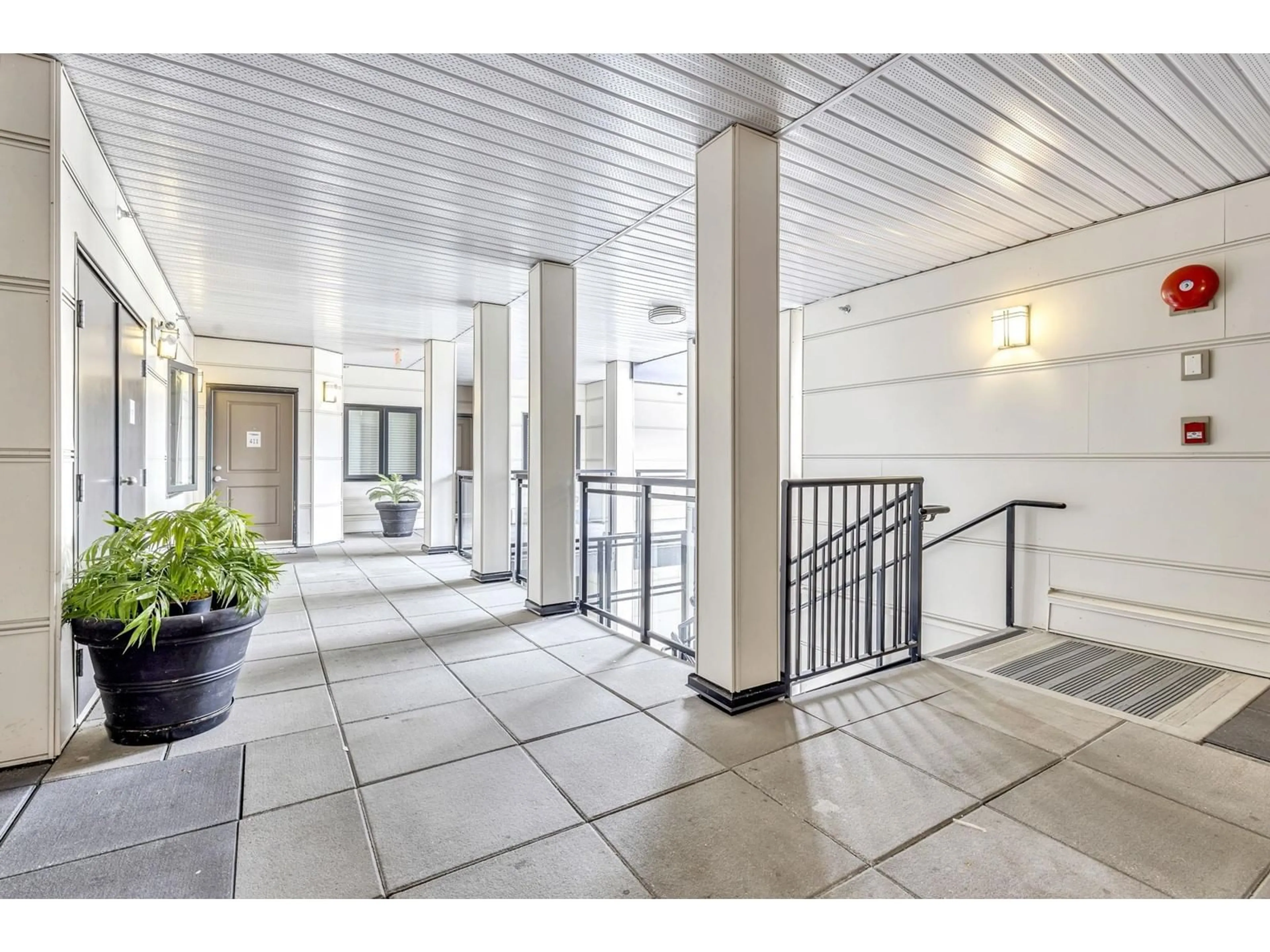 Indoor foyer for 413 14358 60 AVENUE, Surrey British Columbia V3X0G3