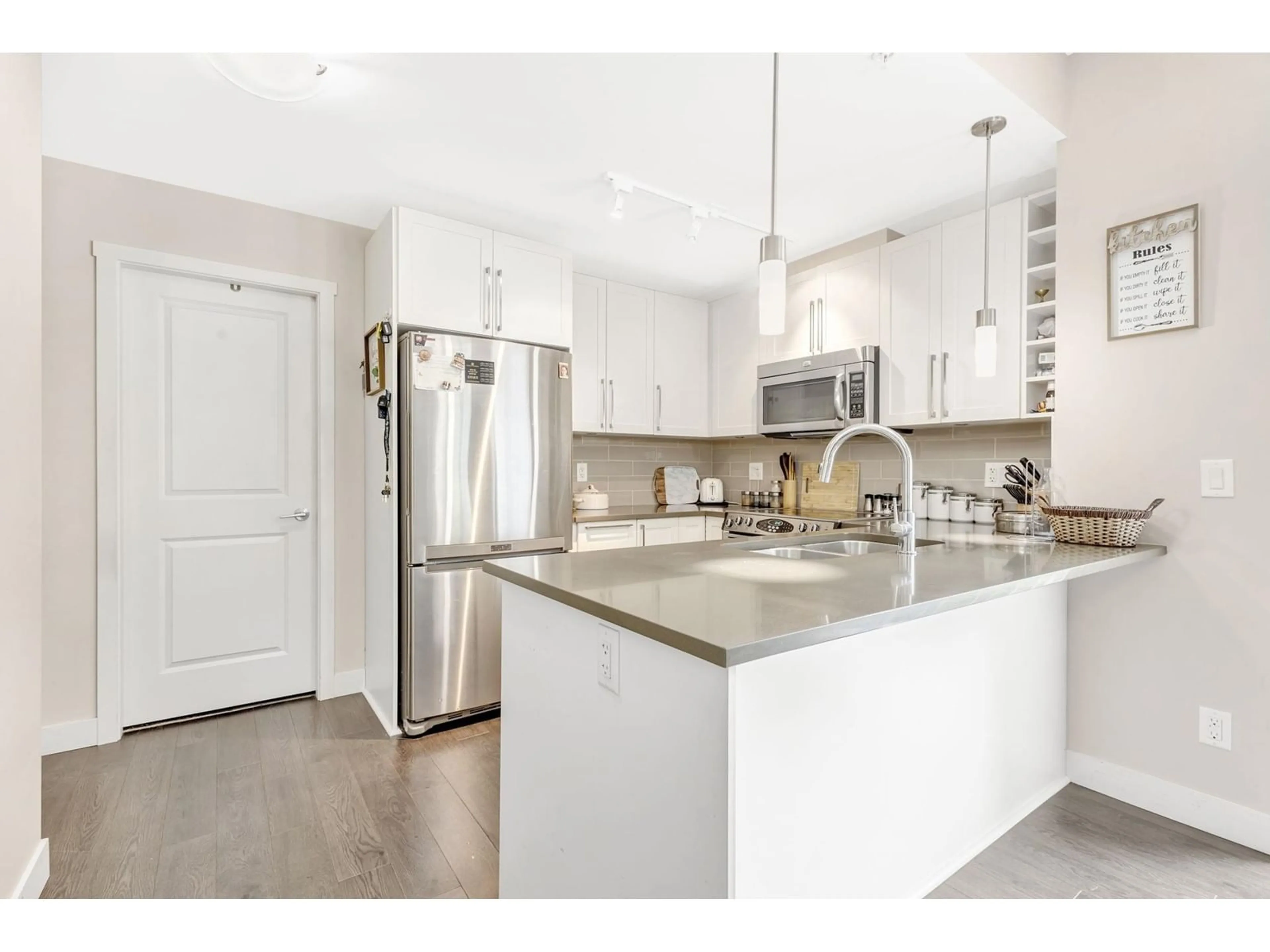 Open concept kitchen, ceramic/tile floor for 413 14358 60 AVENUE, Surrey British Columbia V3X0G3