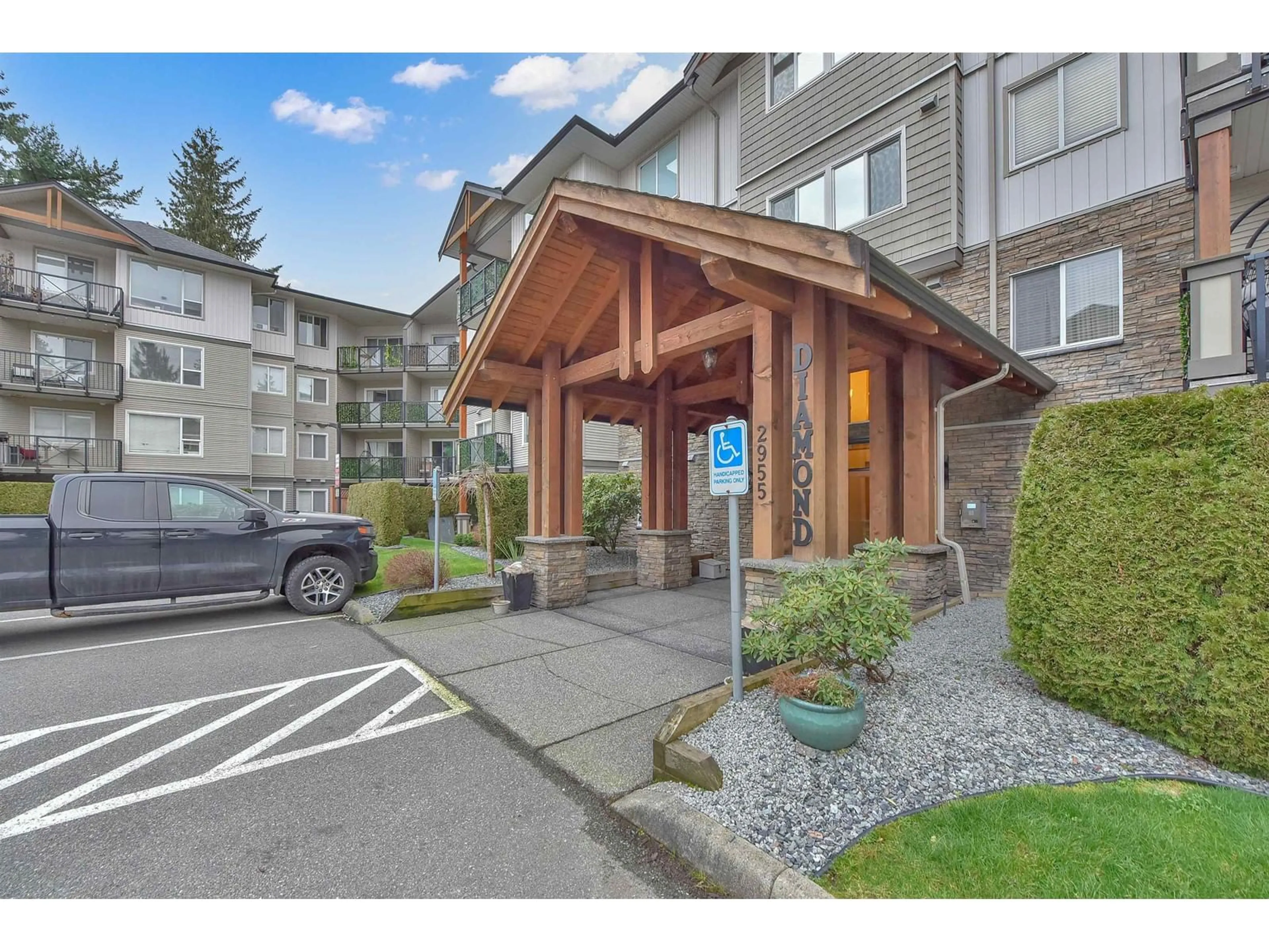 Indoor foyer for 310 2955 DIAMOND CRESCENT, Abbotsford British Columbia V2T2L5