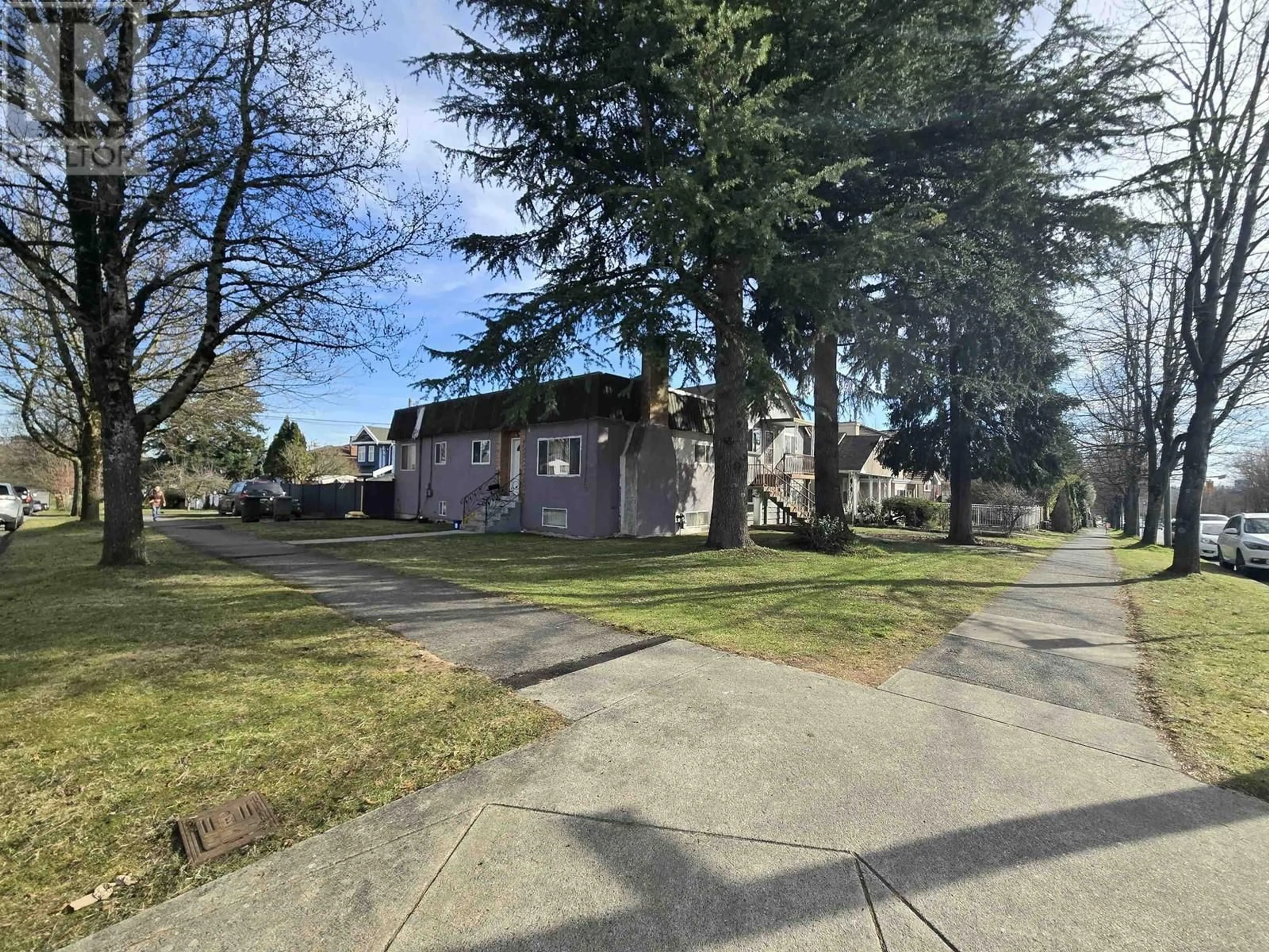 A pic from outside/outdoor area/front of a property/back of a property/a pic from drone, street for 2414 E 5TH AVENUE, Vancouver British Columbia V5M1M5