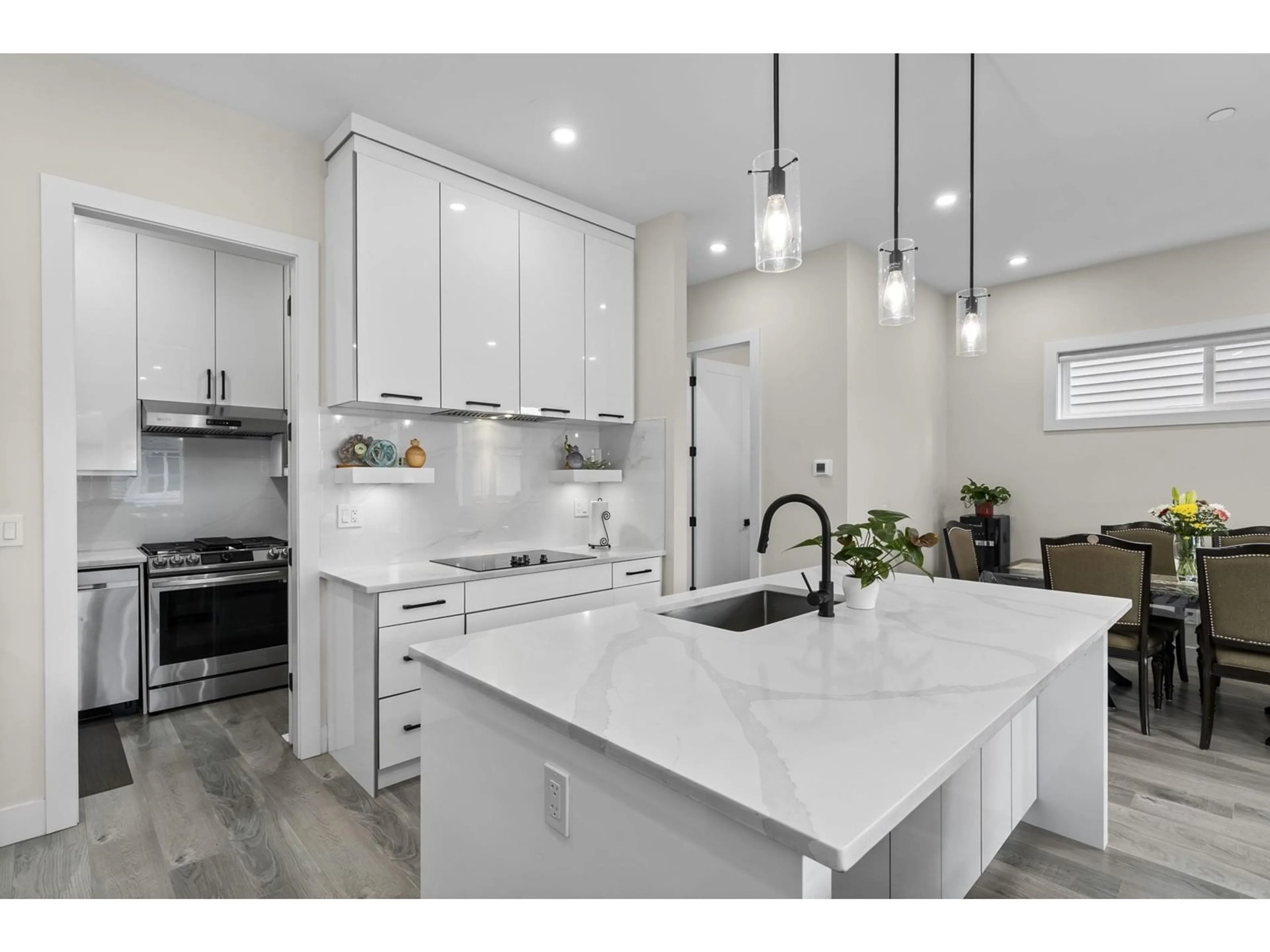 Open concept kitchen, ceramic/tile floor for 4440 STEPHEN LEACOCK, Abbotsford British Columbia V3G2Z1