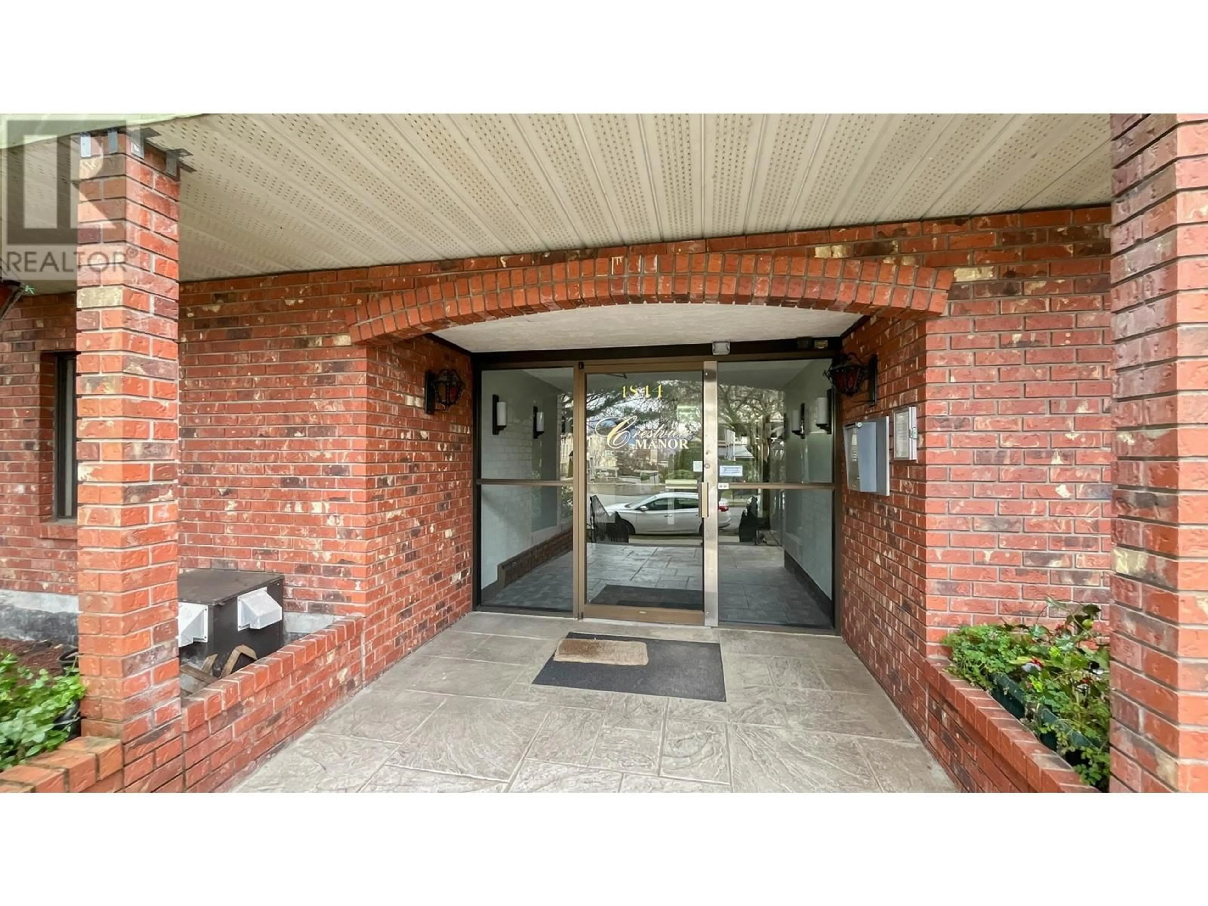 Indoor foyer for 102 1844 W 7TH AVENUE, Vancouver British Columbia V6J1S8