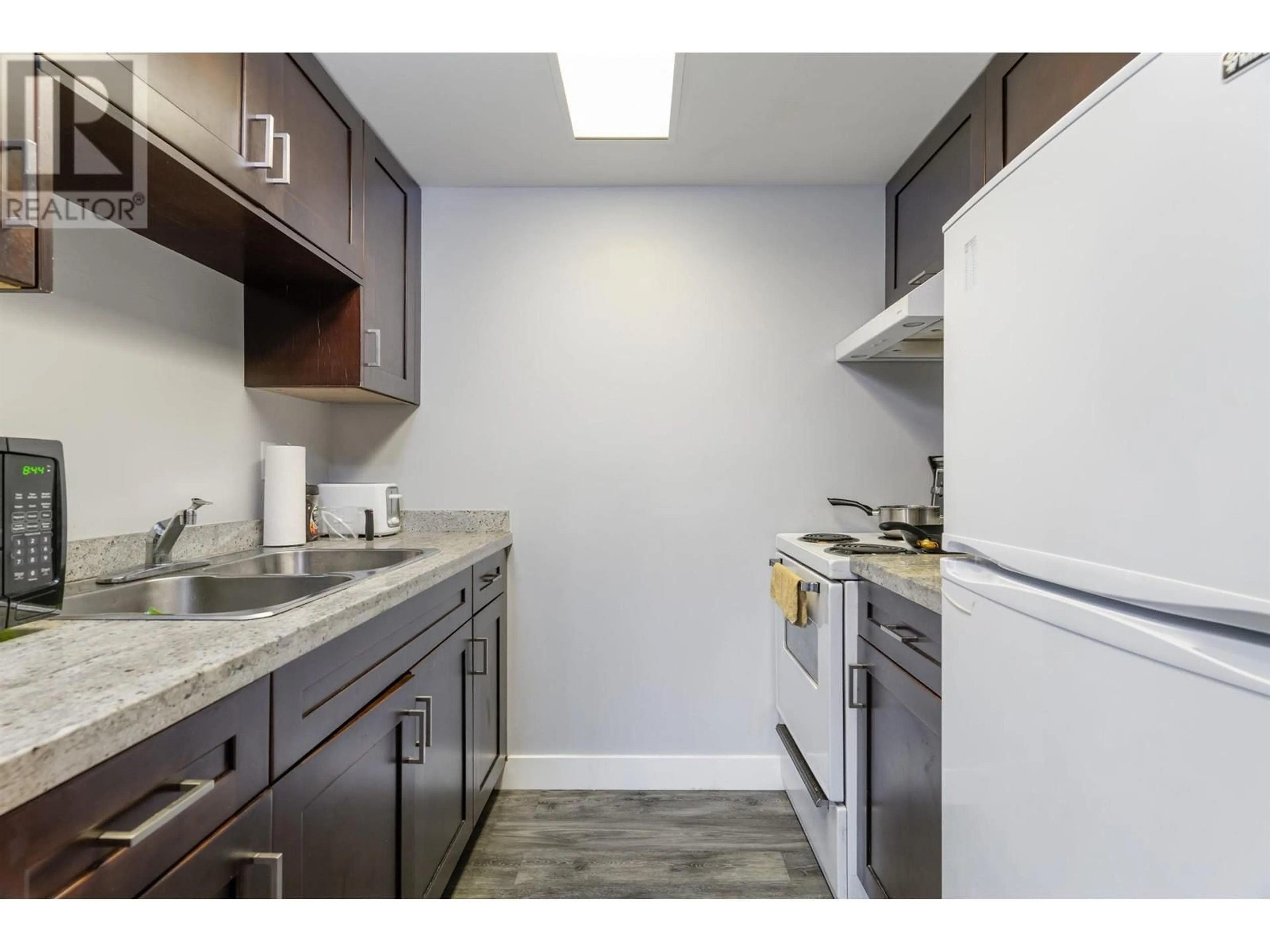 Standard kitchen, unknown for 408 789 DRAKE STREET, Vancouver British Columbia V6Z2N7