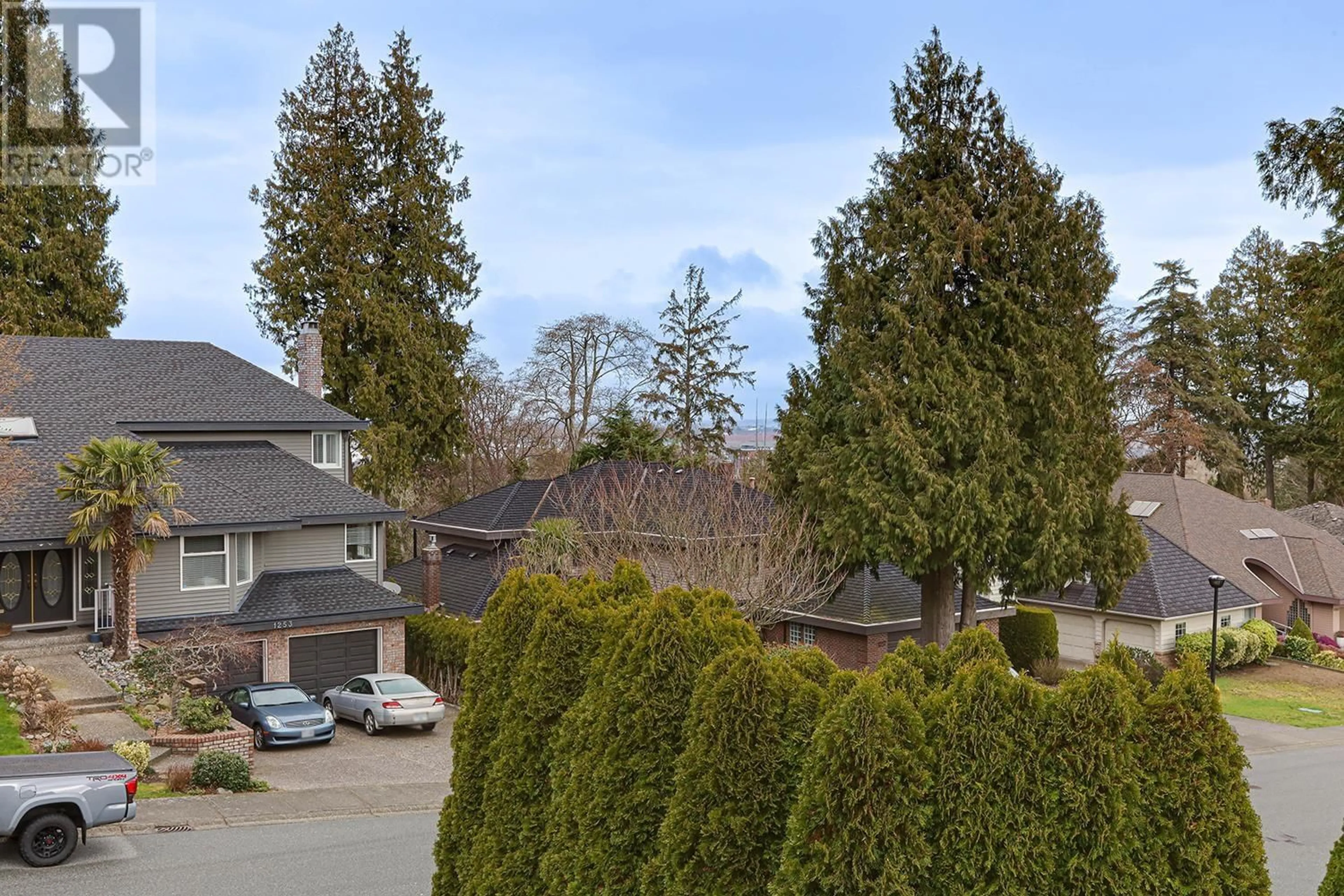 A pic from outside/outdoor area/front of a property/back of a property/a pic from drone, mountain view for 1254 PACIFIC DRIVE, Tsawwassen British Columbia V4M4B2