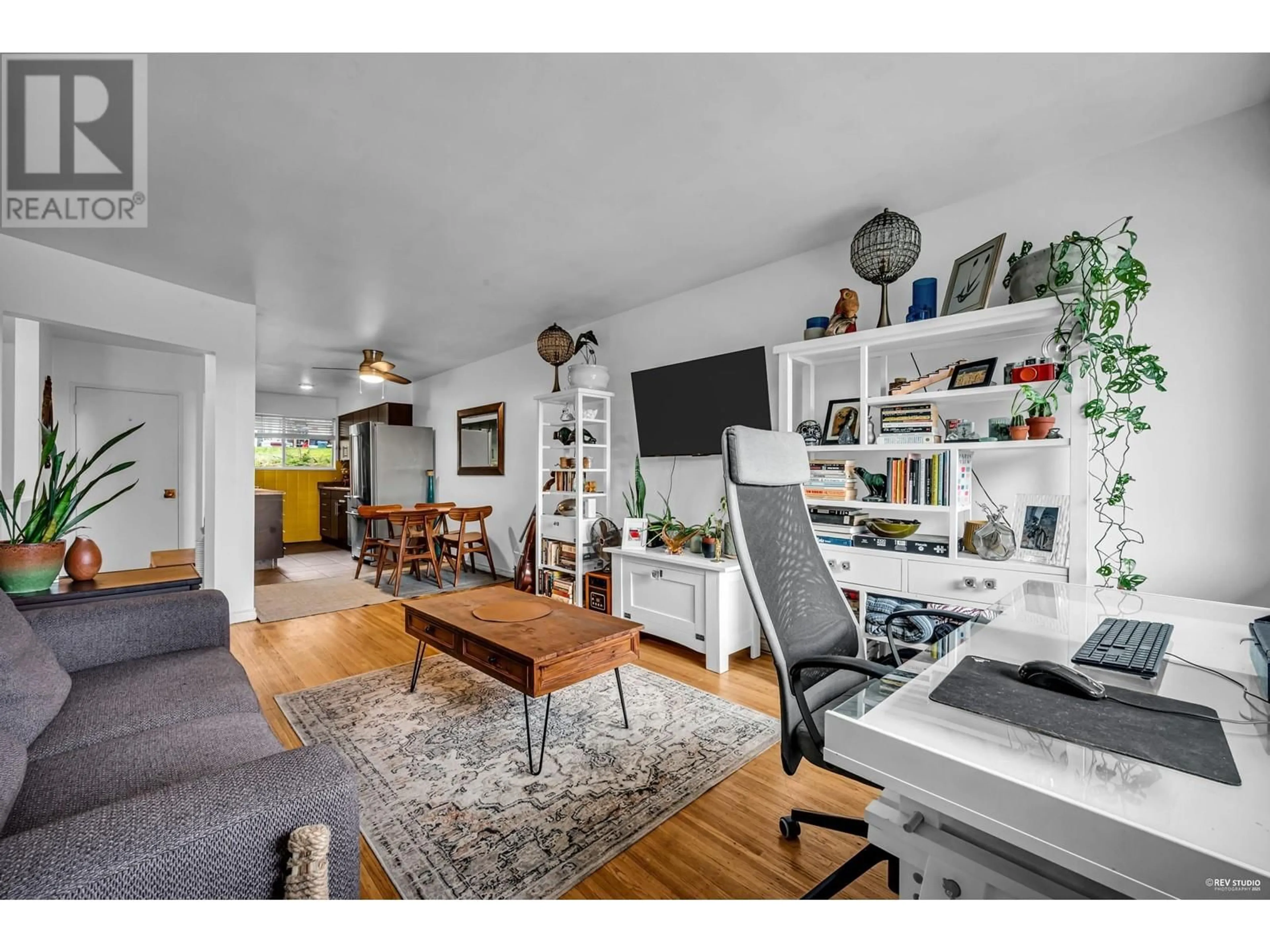 Living room with furniture, wood/laminate floor for 329 MARATHON COURT, Coquitlam British Columbia V3K4Z4