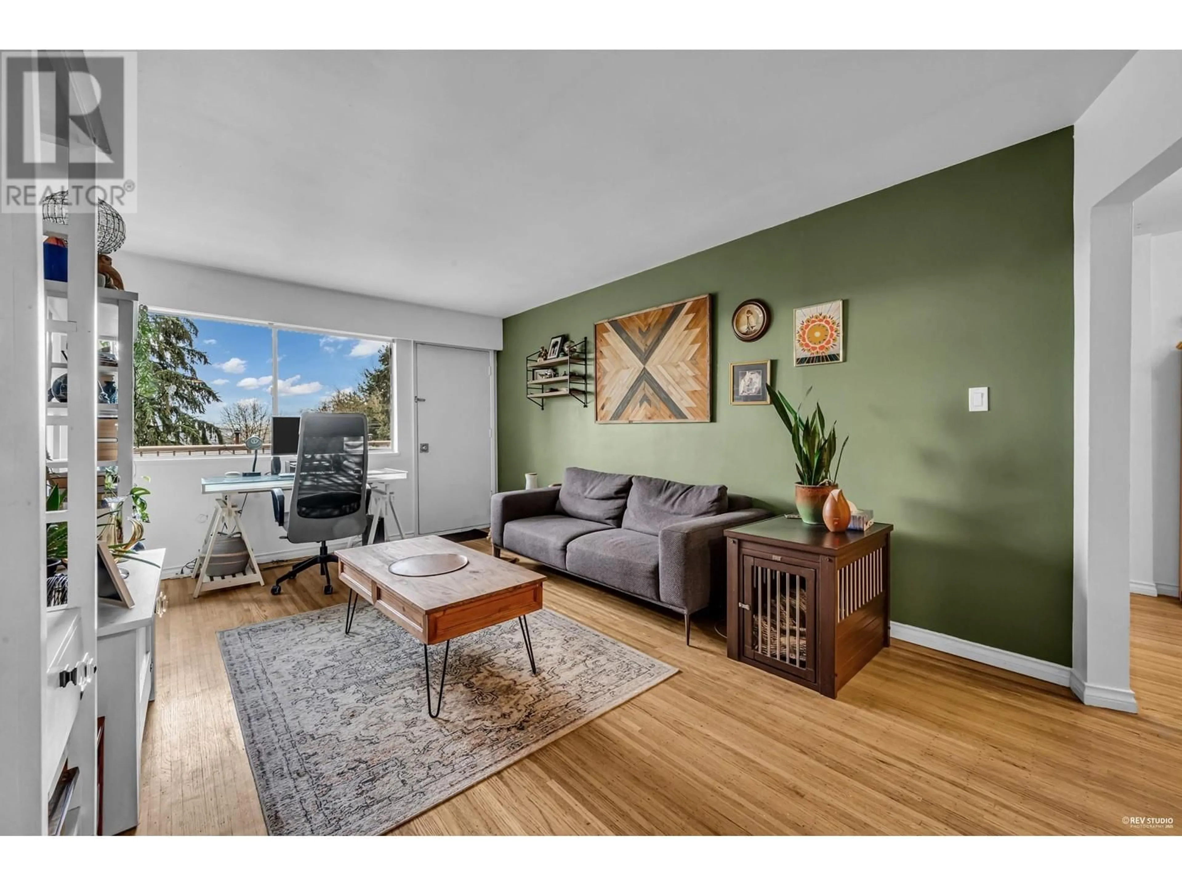 Living room with furniture, wood/laminate floor for 329 MARATHON COURT, Coquitlam British Columbia V3K4Z4