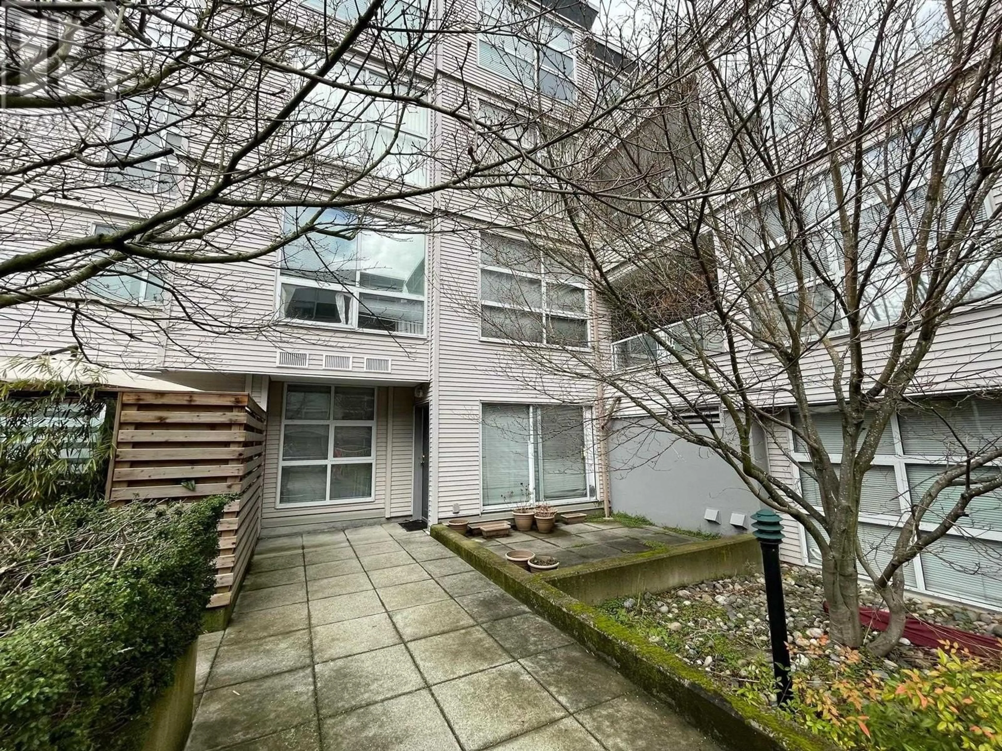 A pic from outside/outdoor area/front of a property/back of a property/a pic from drone, street for 102 418 E BROADWAY, Vancouver British Columbia V5T1X2