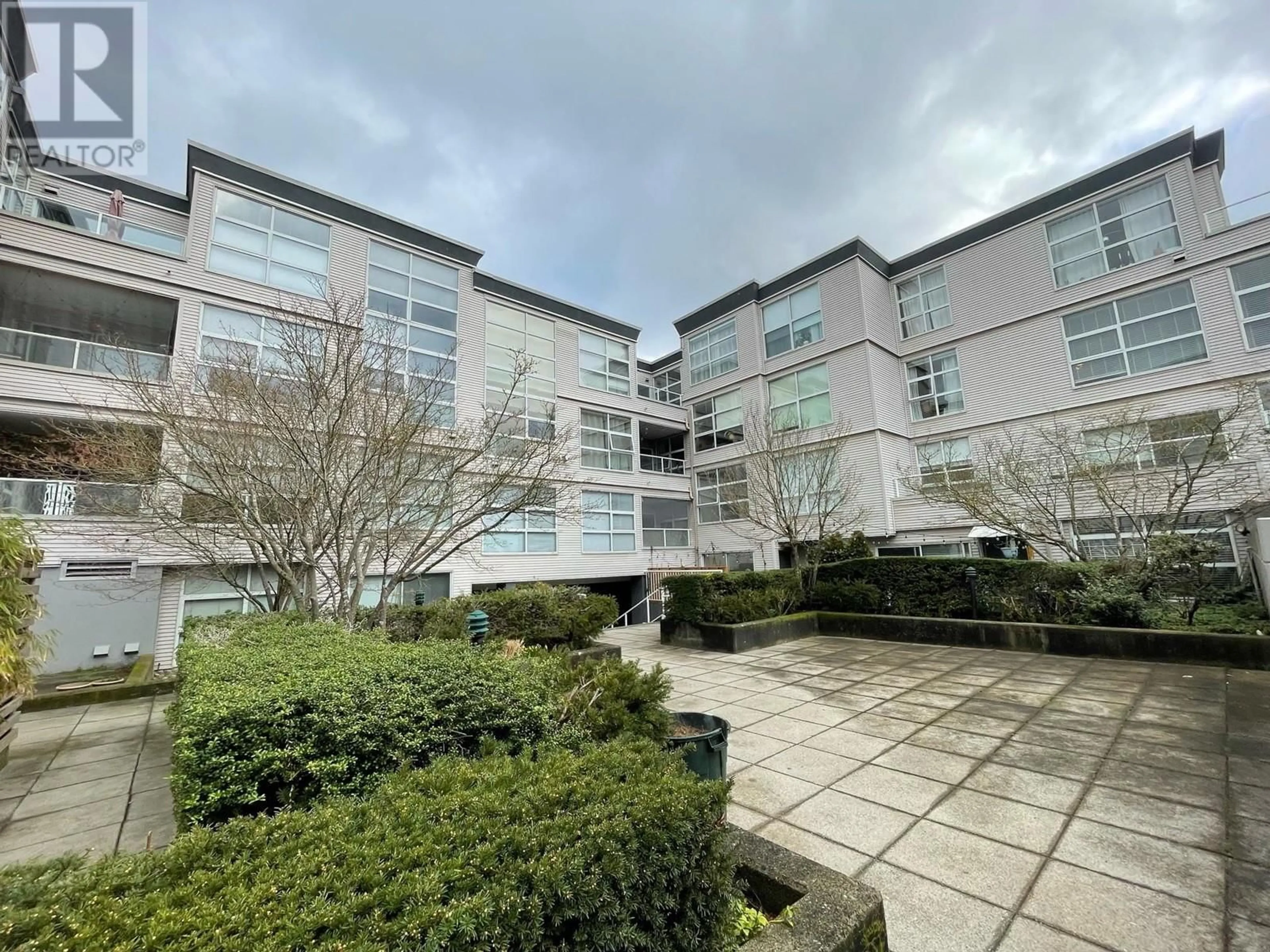 A pic from outside/outdoor area/front of a property/back of a property/a pic from drone, building for 102 418 E BROADWAY, Vancouver British Columbia V5T1X2