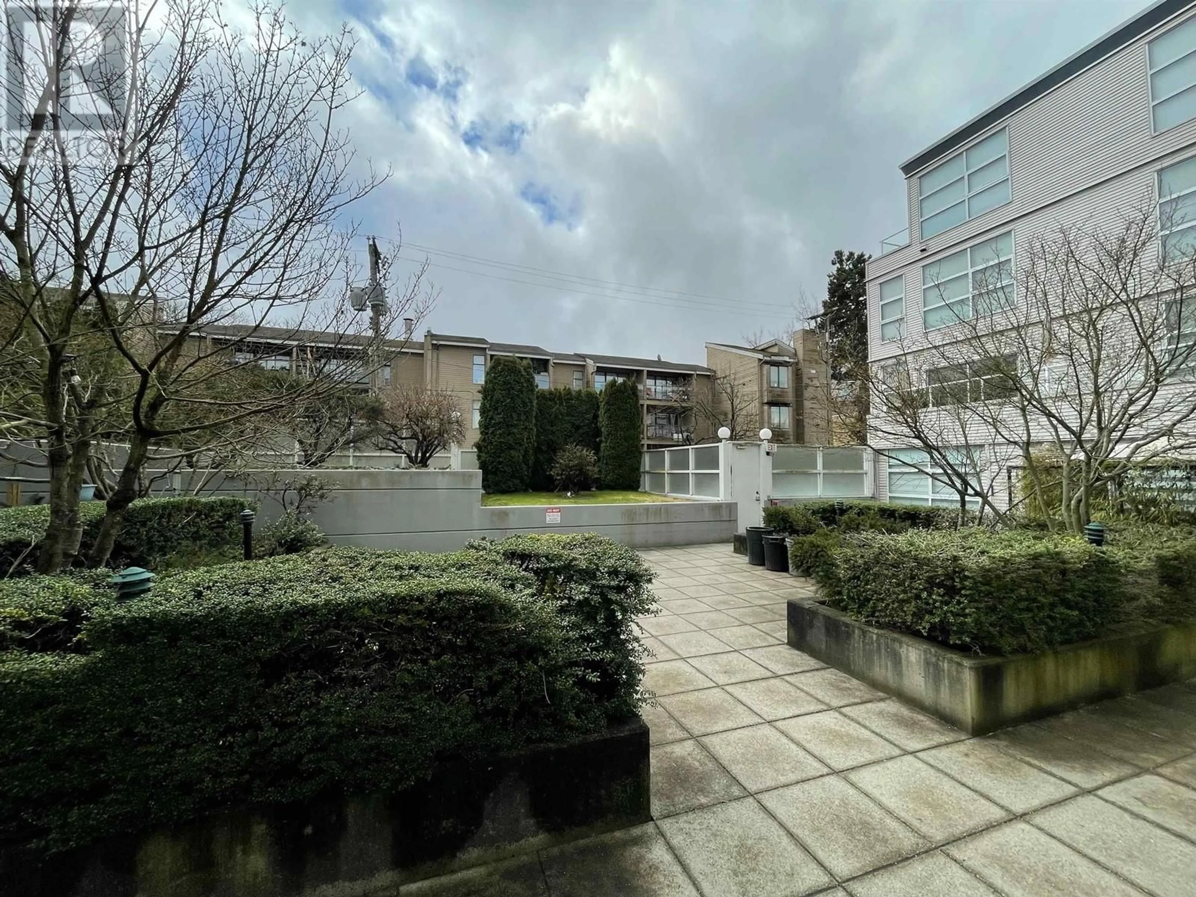 A pic from outside/outdoor area/front of a property/back of a property/a pic from drone, building for 102 418 E BROADWAY, Vancouver British Columbia V5T1X2