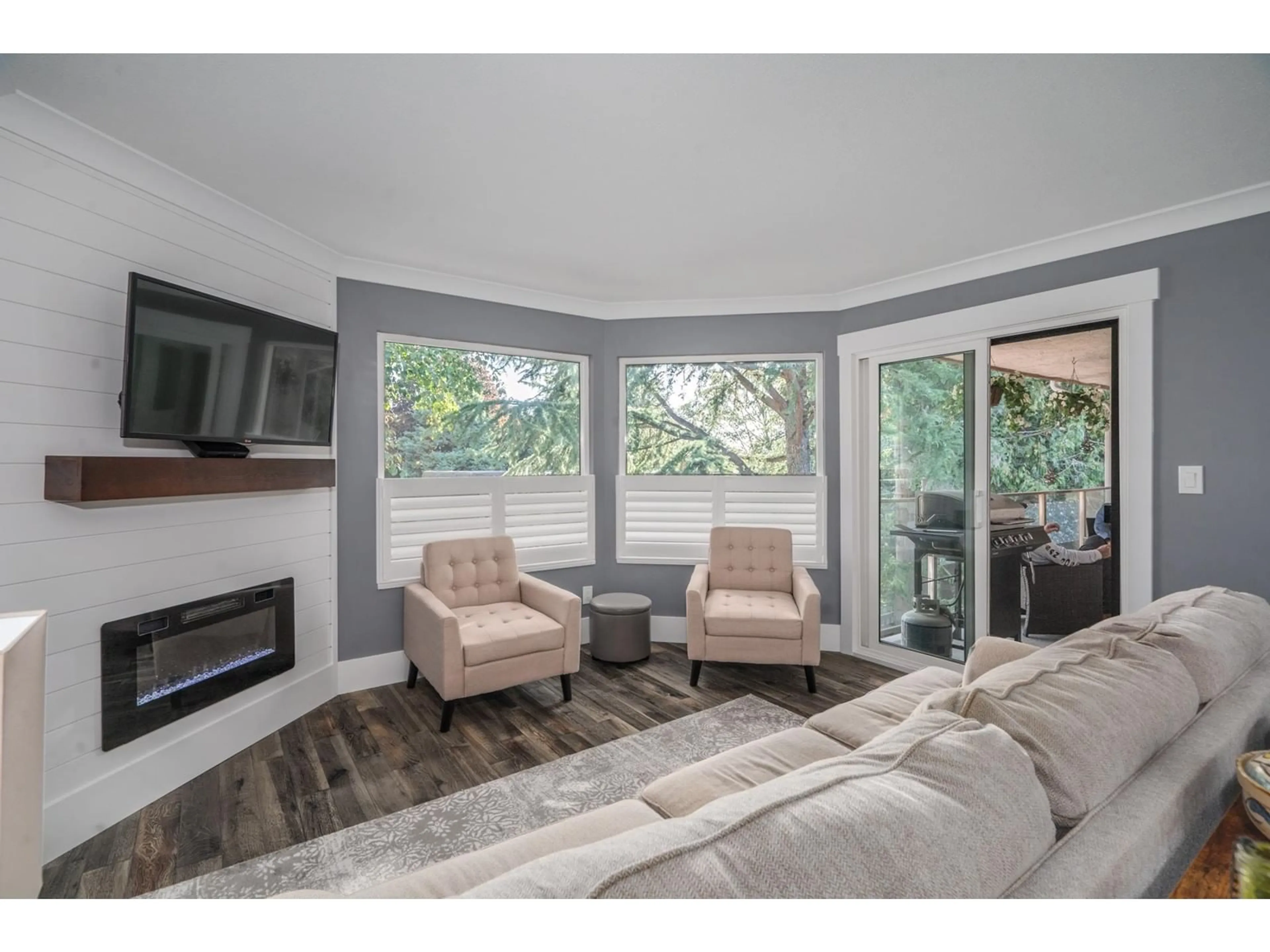 Living room with furniture, wood/laminate floor for 507 - 1350 VIDAL, White Rock British Columbia V4B5G6