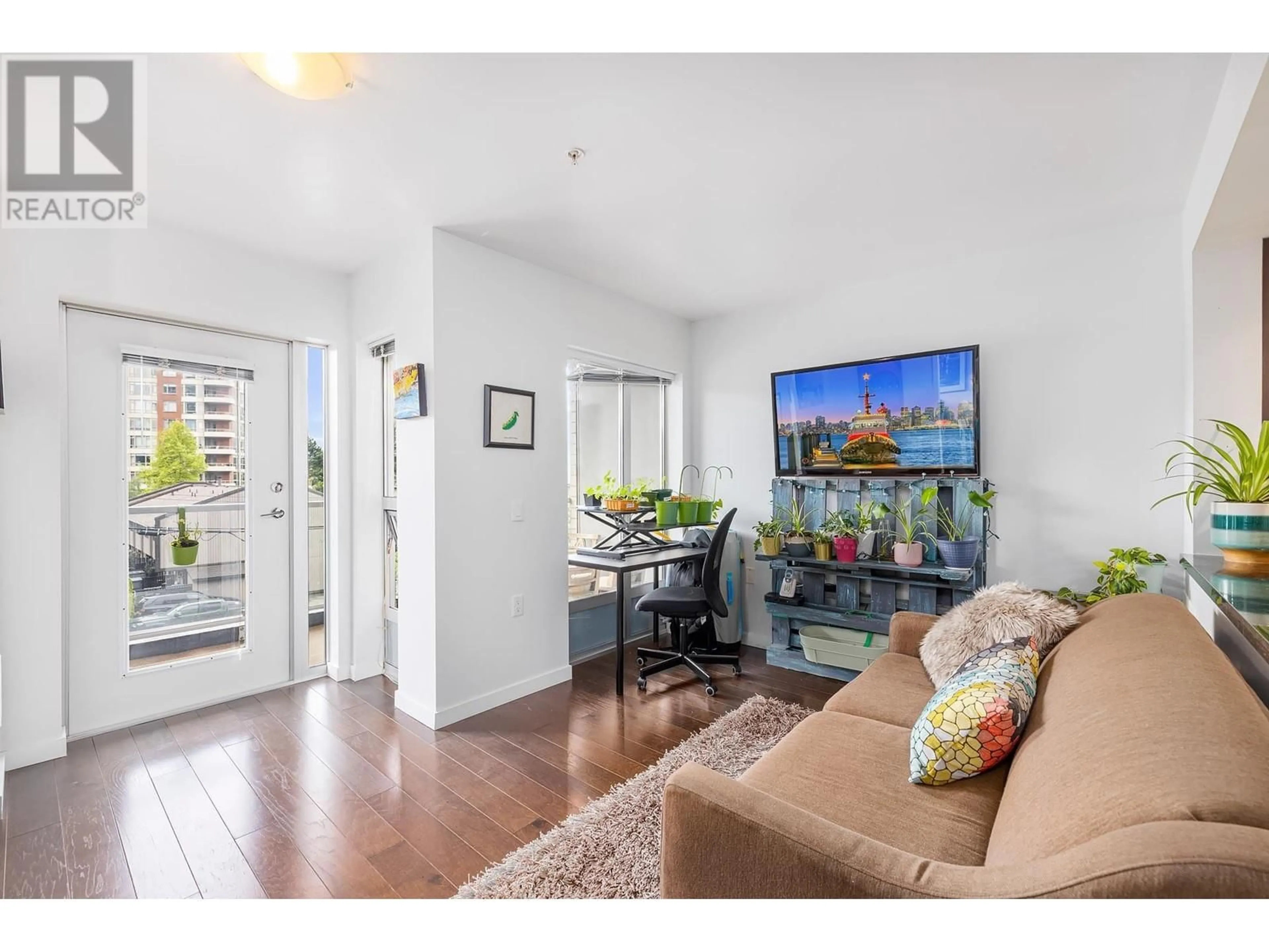 Living room with furniture, wood/laminate floor for 207 1288 CHESTERFIELD AVENUE, North Vancouver British Columbia V7M0B1