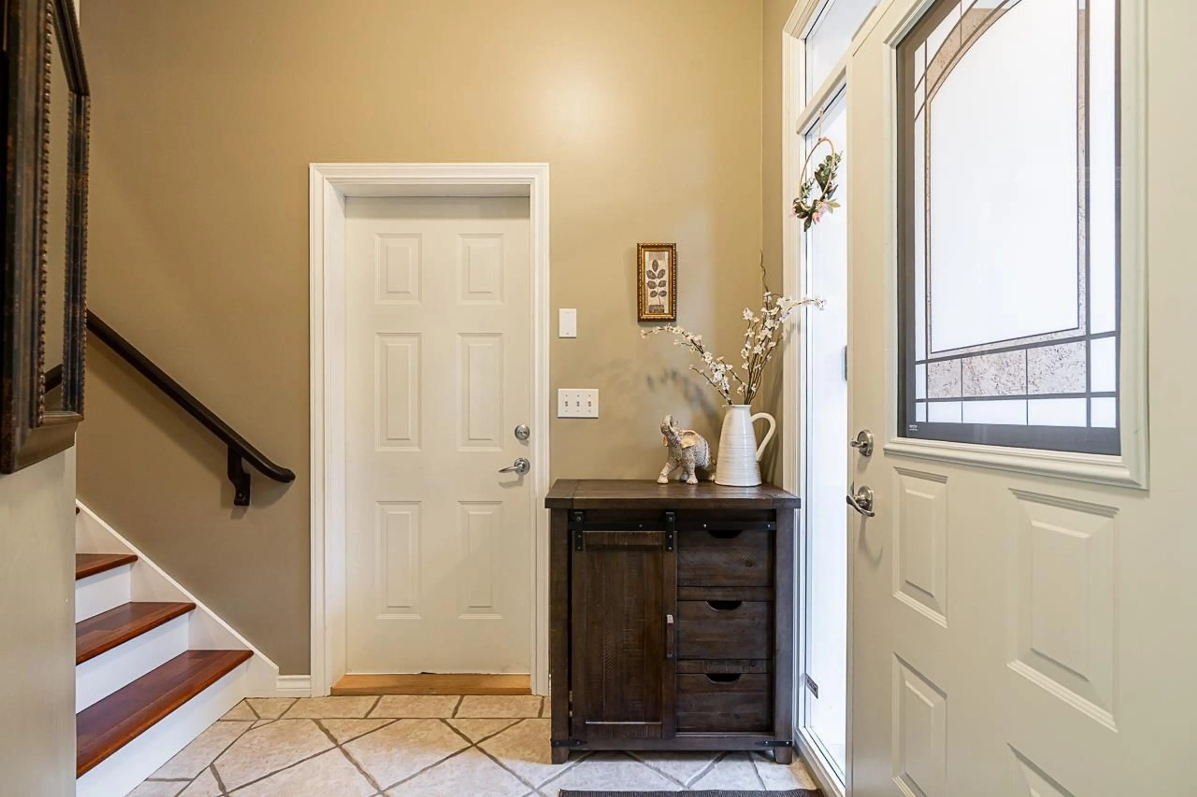 Indoor entryway for 35774 REGAL PARKWAY, Abbotsford British Columbia V3G2W2