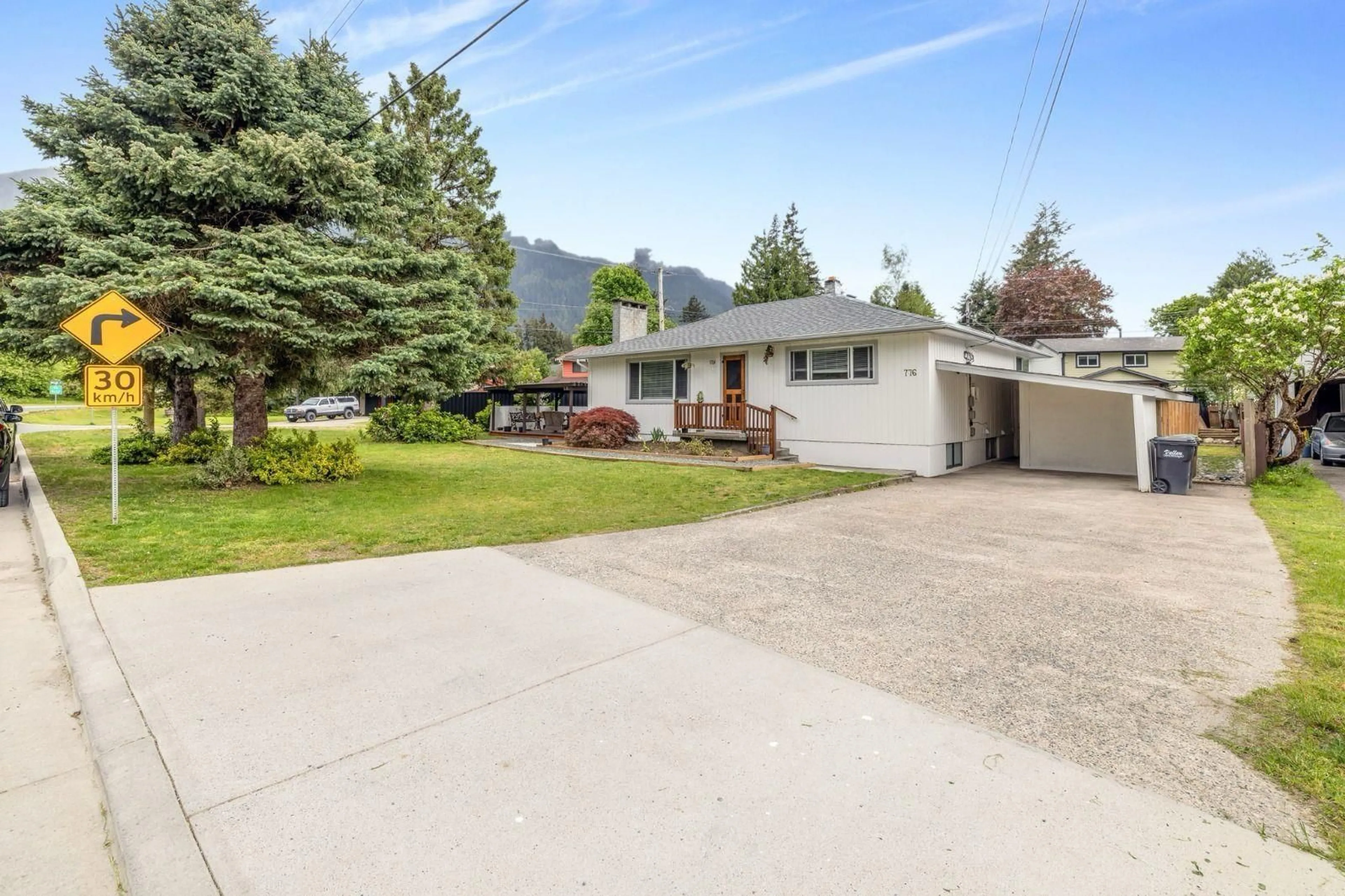A pic from outside/outdoor area/front of a property/back of a property/a pic from drone, street for 776 7TH AVENUE, Hope British Columbia V0X1L4