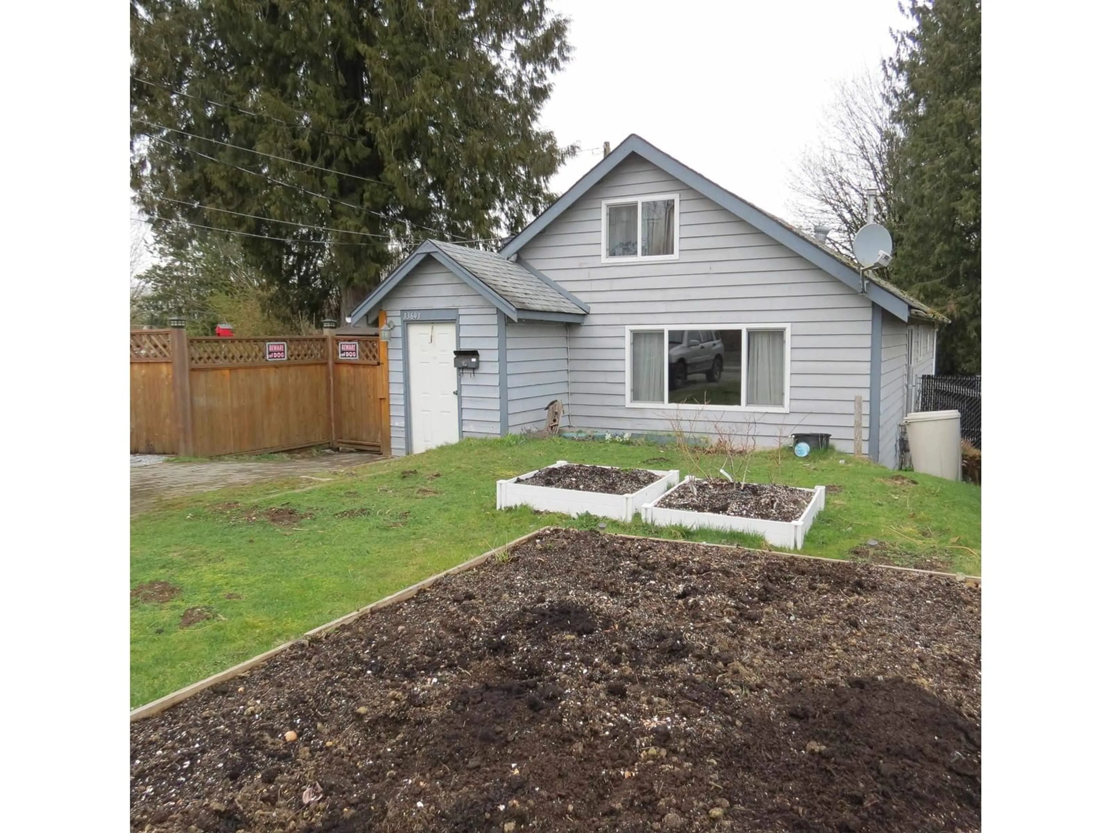 A pic from outside/outdoor area/front of a property/back of a property/a pic from drone, street for 33643 MOREY AVENUE, Abbotsford British Columbia V2S2W5