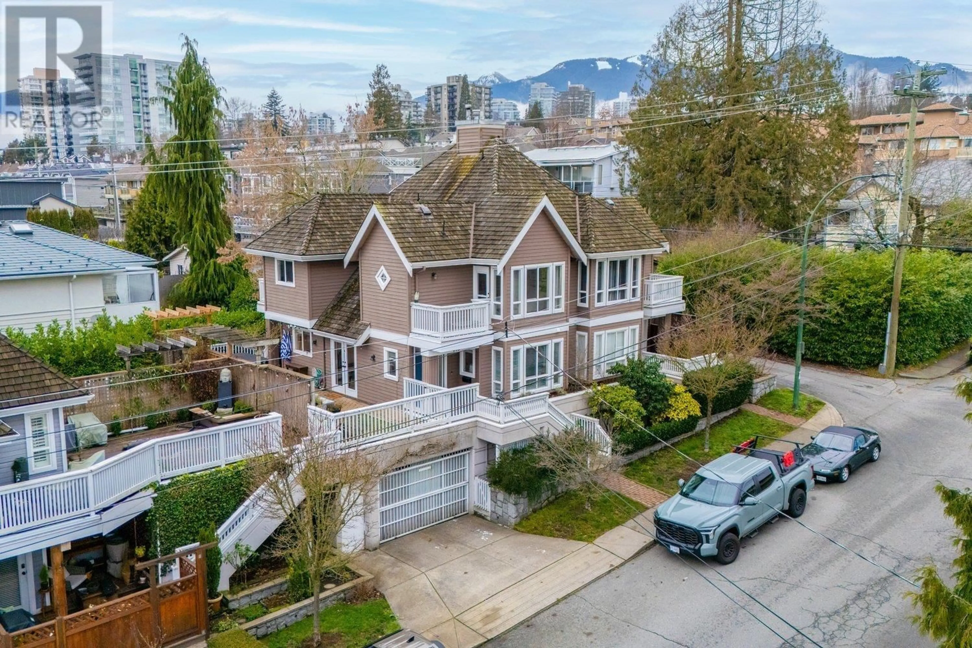 A pic from outside/outdoor area/front of a property/back of a property/a pic from drone, street for 515 ST. ANDREWS AVENUE, North Vancouver British Columbia V7L4W2