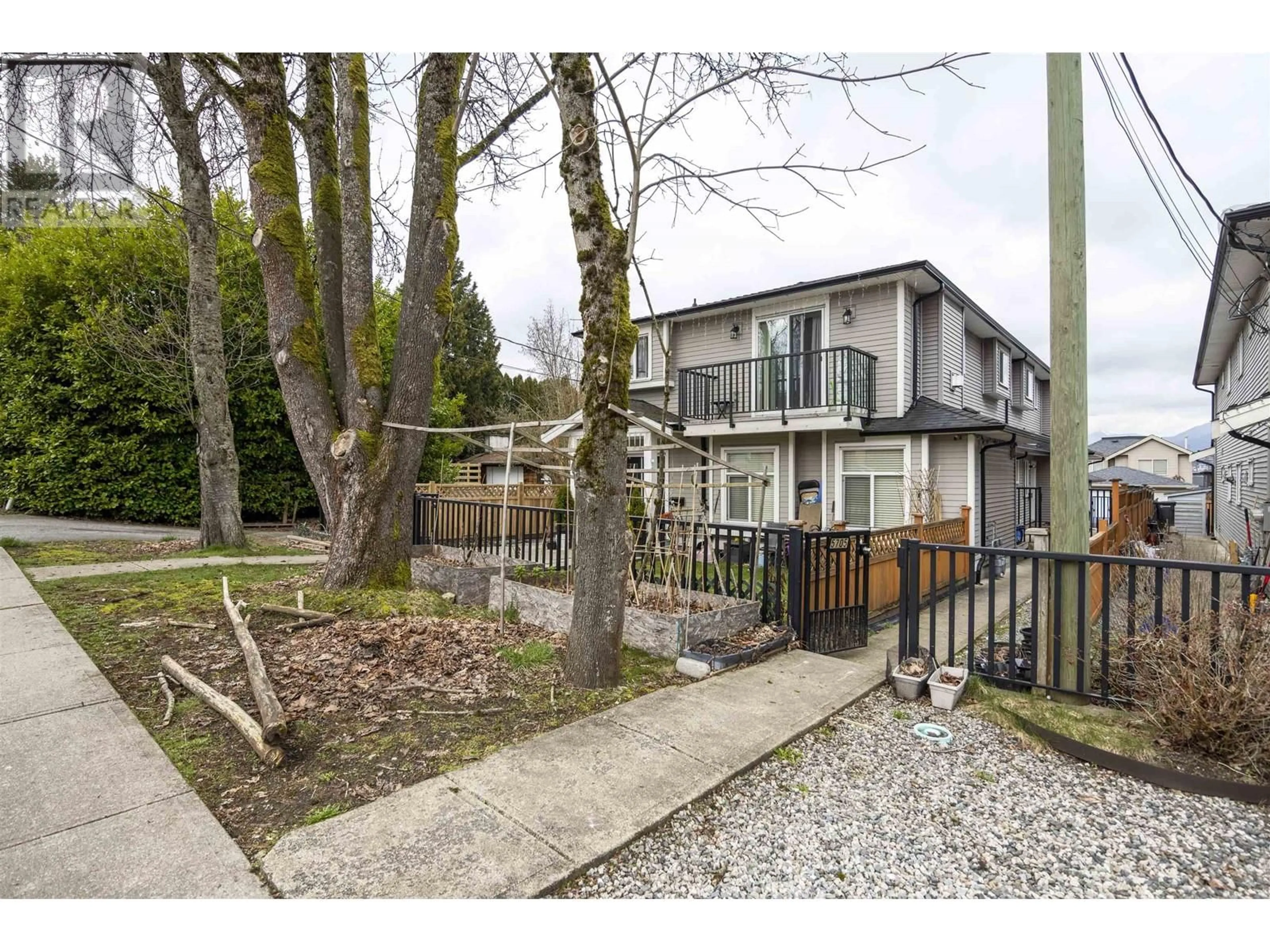 A pic from outside/outdoor area/front of a property/back of a property/a pic from drone, street for 5705 WOODSWORTH STREET, Burnaby British Columbia V5G1S6