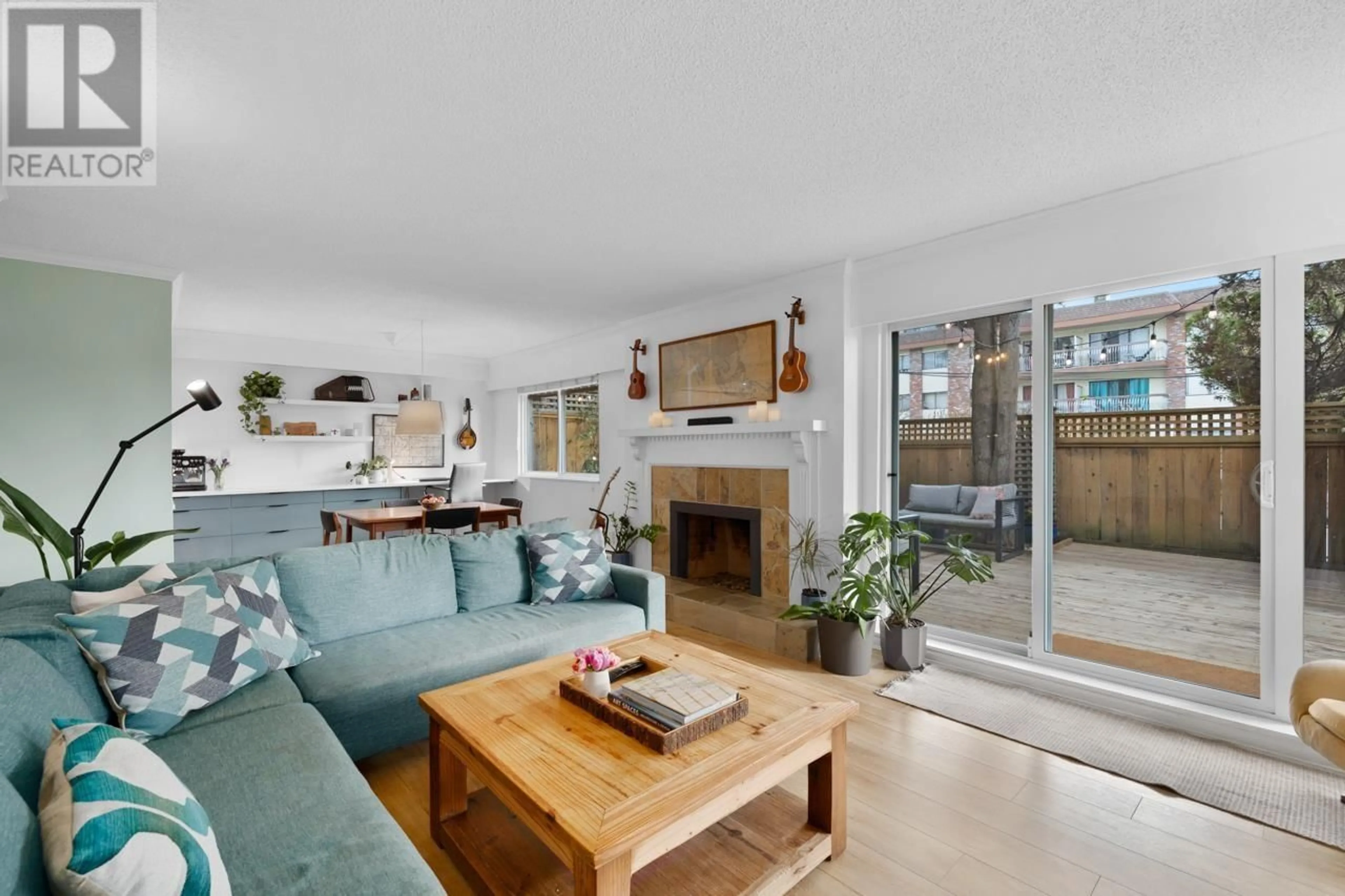 Living room with furniture, unknown for 105 1515 CHESTERFIELD AVENUE, North Vancouver British Columbia V7M2N5