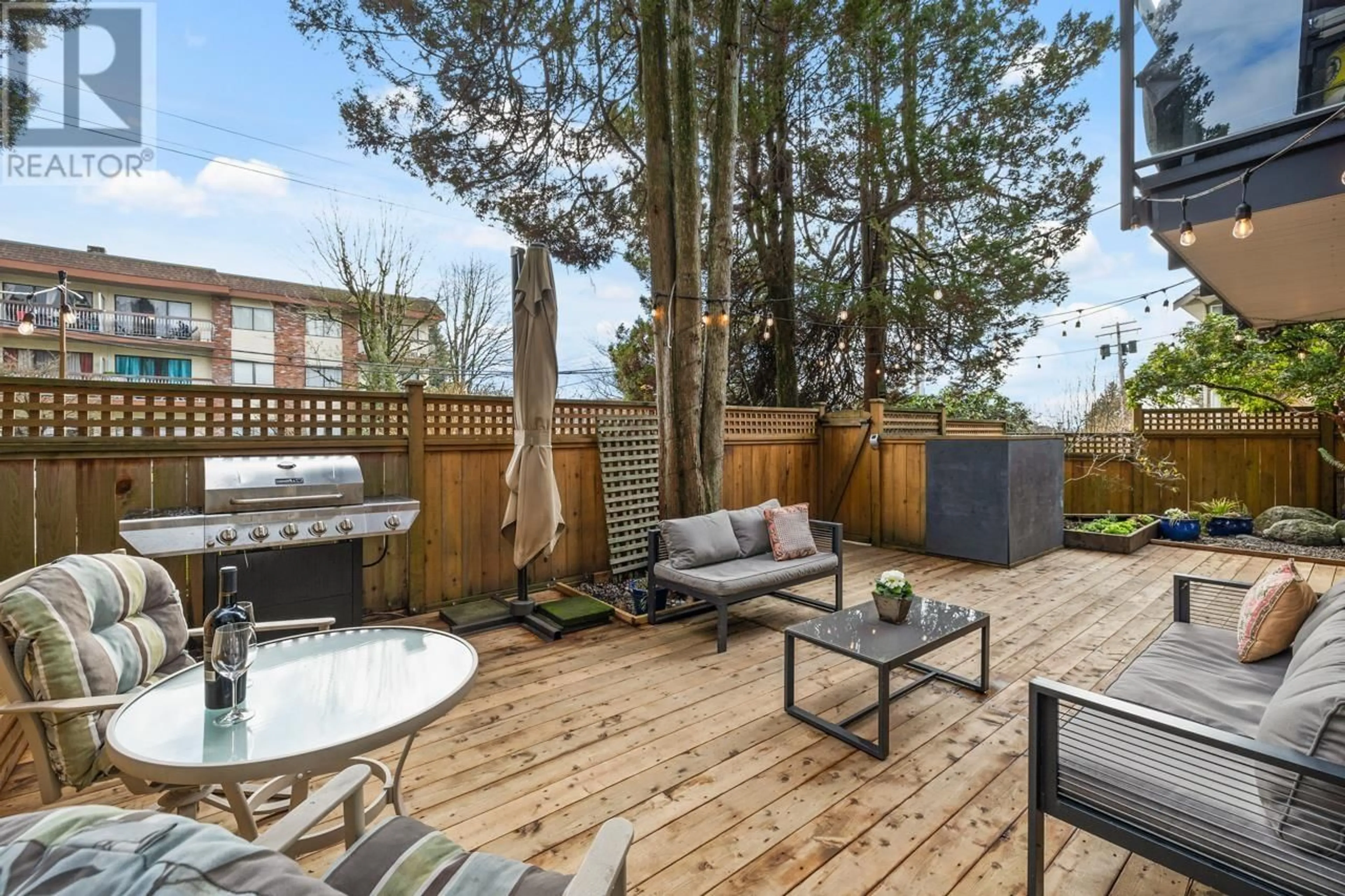 Patio, unknown for 105 1515 CHESTERFIELD AVENUE, North Vancouver British Columbia V7M2N5