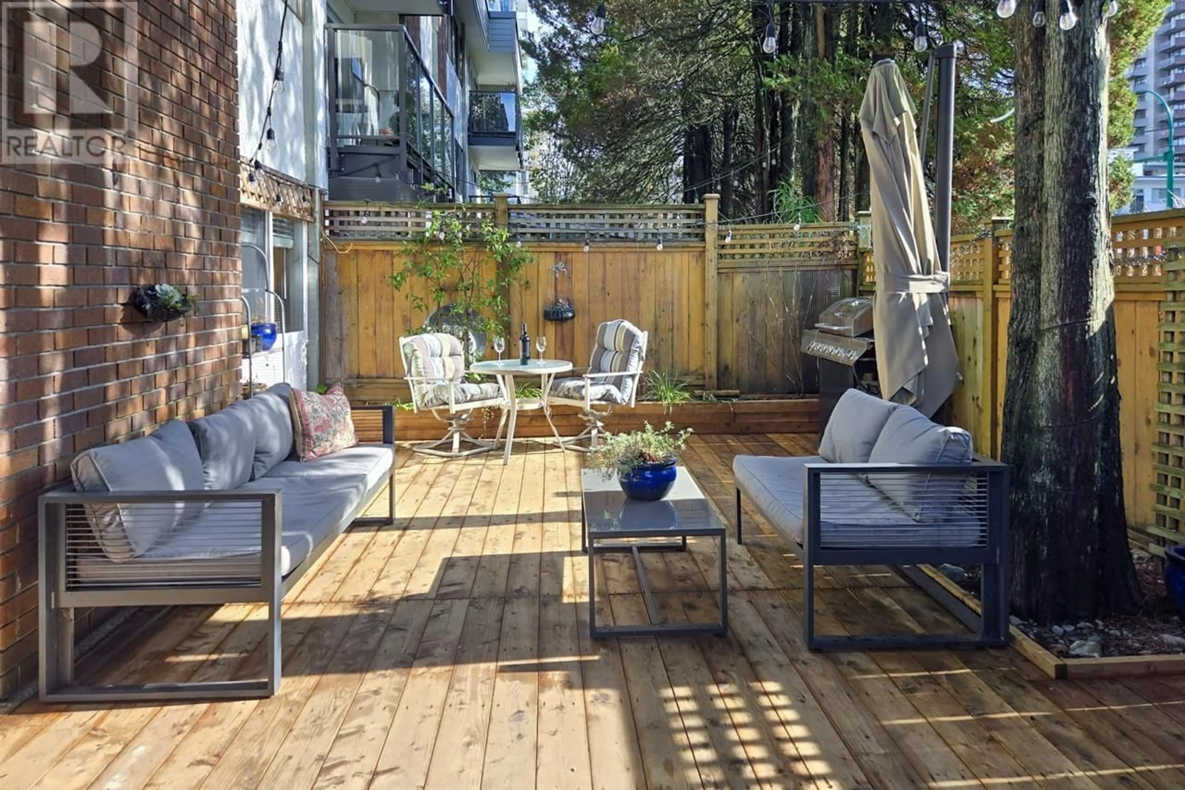 Patio, street for 105 1515 CHESTERFIELD AVENUE, North Vancouver British Columbia V7M2N5