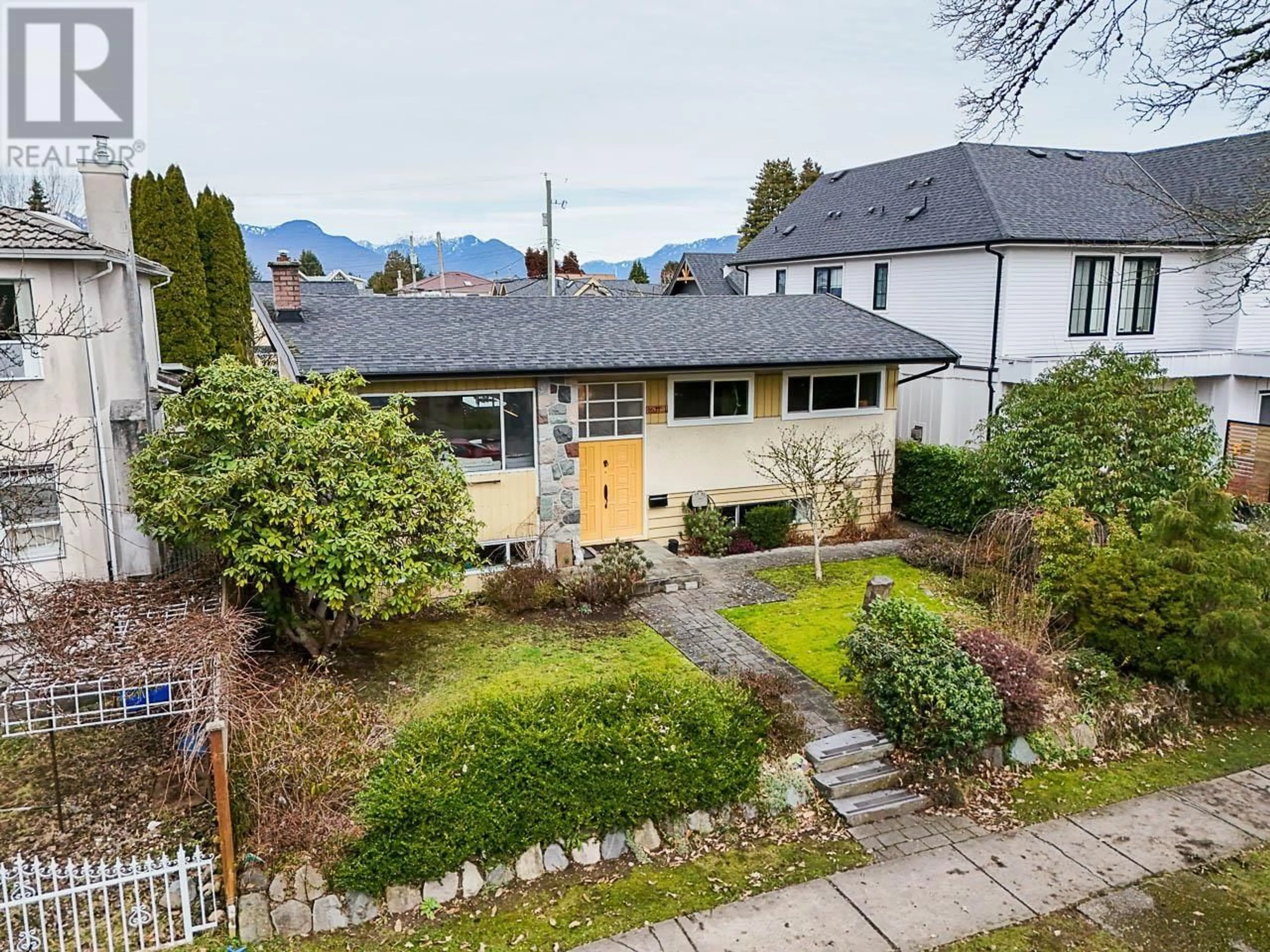 A pic from outside/outdoor area/front of a property/back of a property/a pic from drone, mountain view for 1 1631 E 22ND AVENUE, Vancouver British Columbia V5N2P3