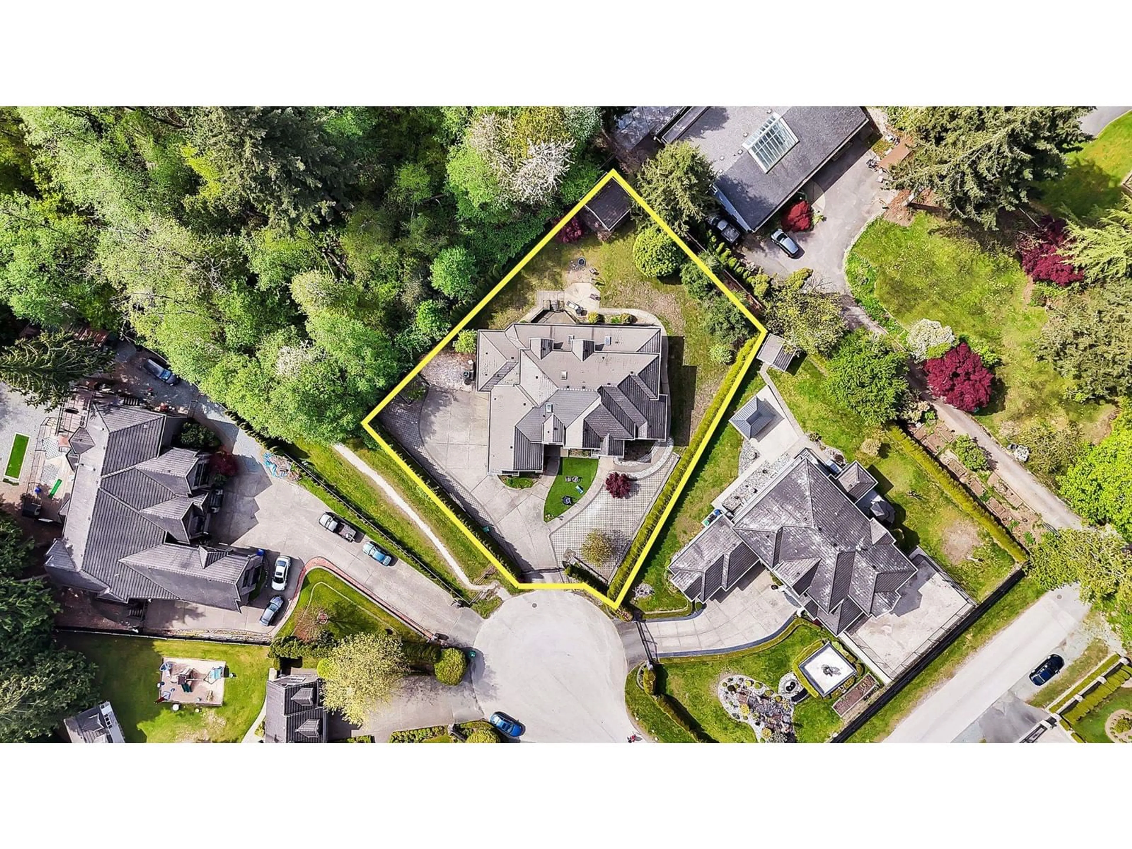 A pic from outside/outdoor area/front of a property/back of a property/a pic from drone, street for 5479 124B, Surrey British Columbia V3X3T1