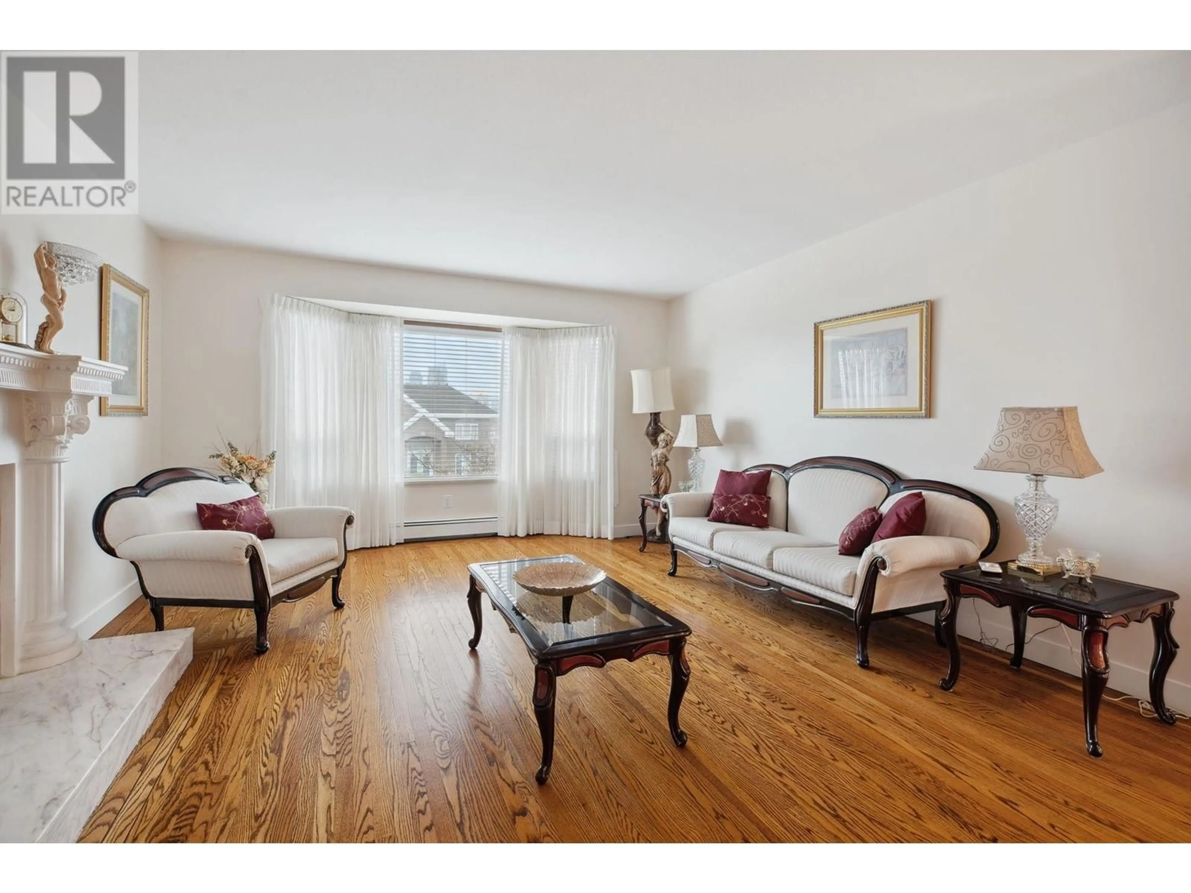 Living room with furniture, wood/laminate floor for 4487 NAPIER STREET, Burnaby British Columbia V5C3H2