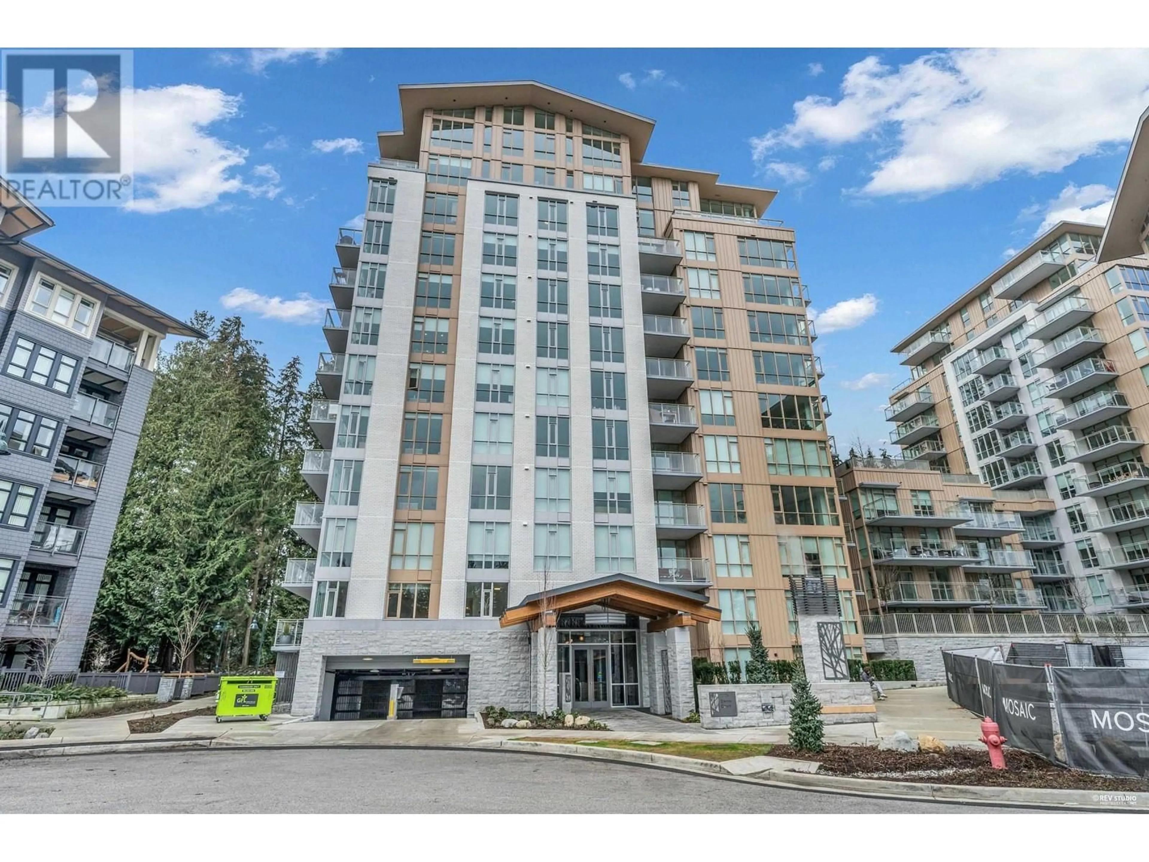 Indoor foyer for 904 2325 EMERY COURT, Vancouver British Columbia V7J0E8