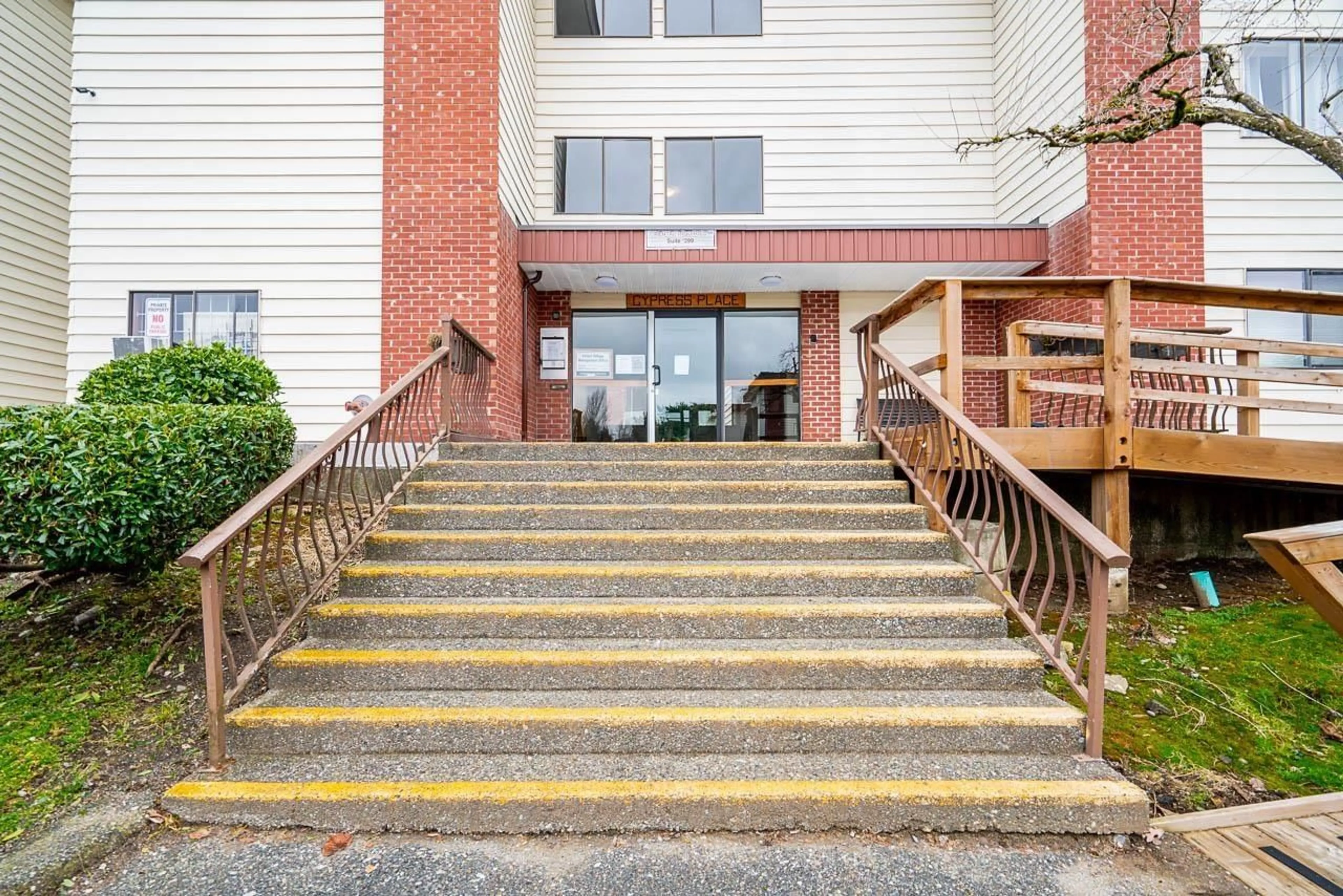 Indoor foyer for 341 - 1909 SALTON, Abbotsford British Columbia V3S5B6