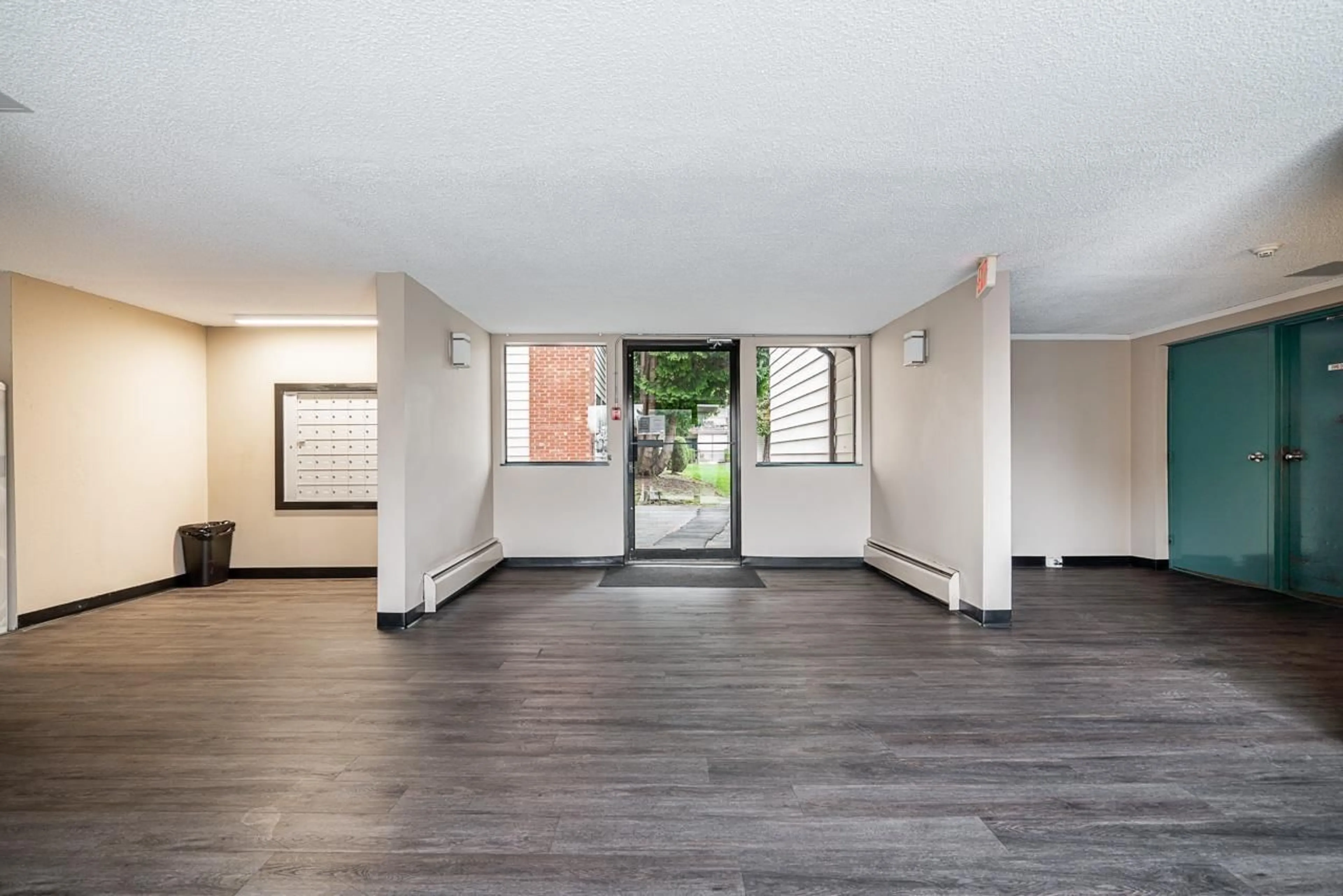 Indoor foyer for 341 - 1909 SALTON, Abbotsford British Columbia V3S5B6