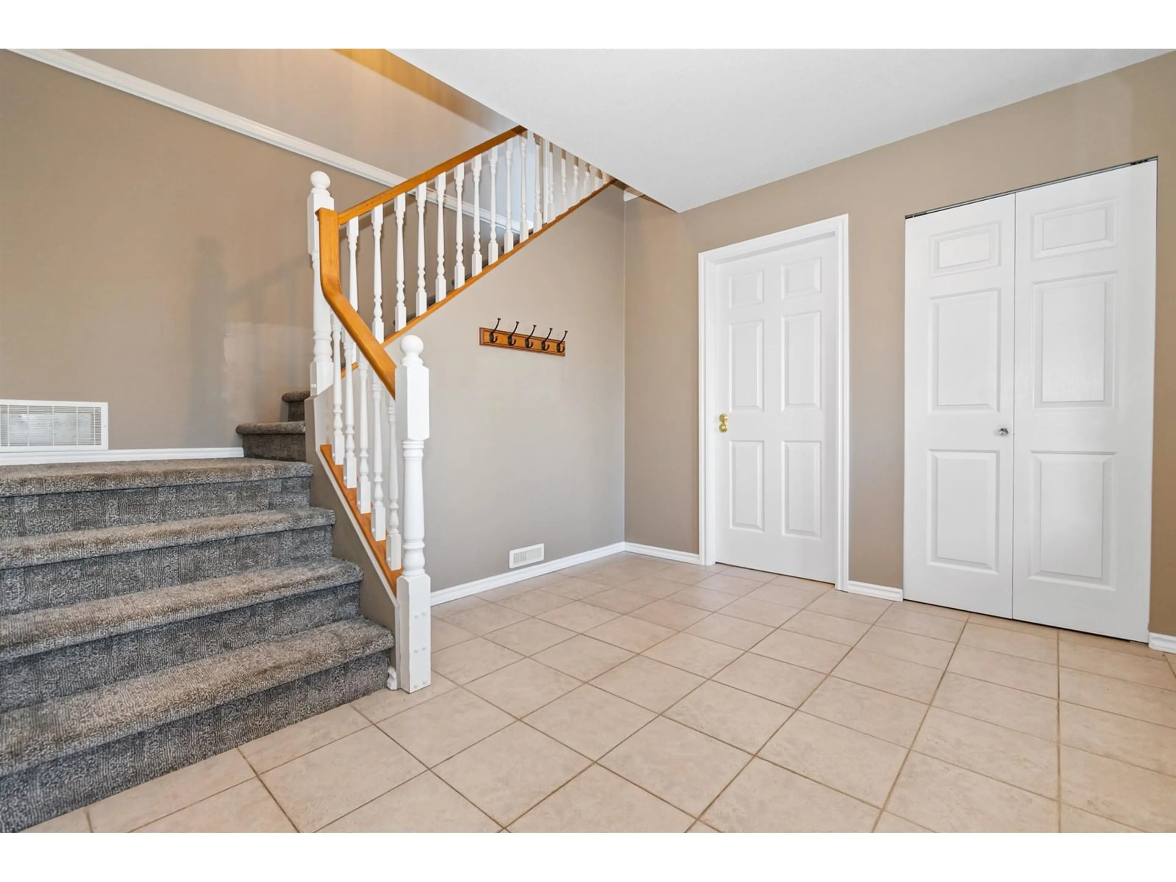 Indoor entryway for 5642 THORNHILL STREET, Chilliwack British Columbia V2R3Y7