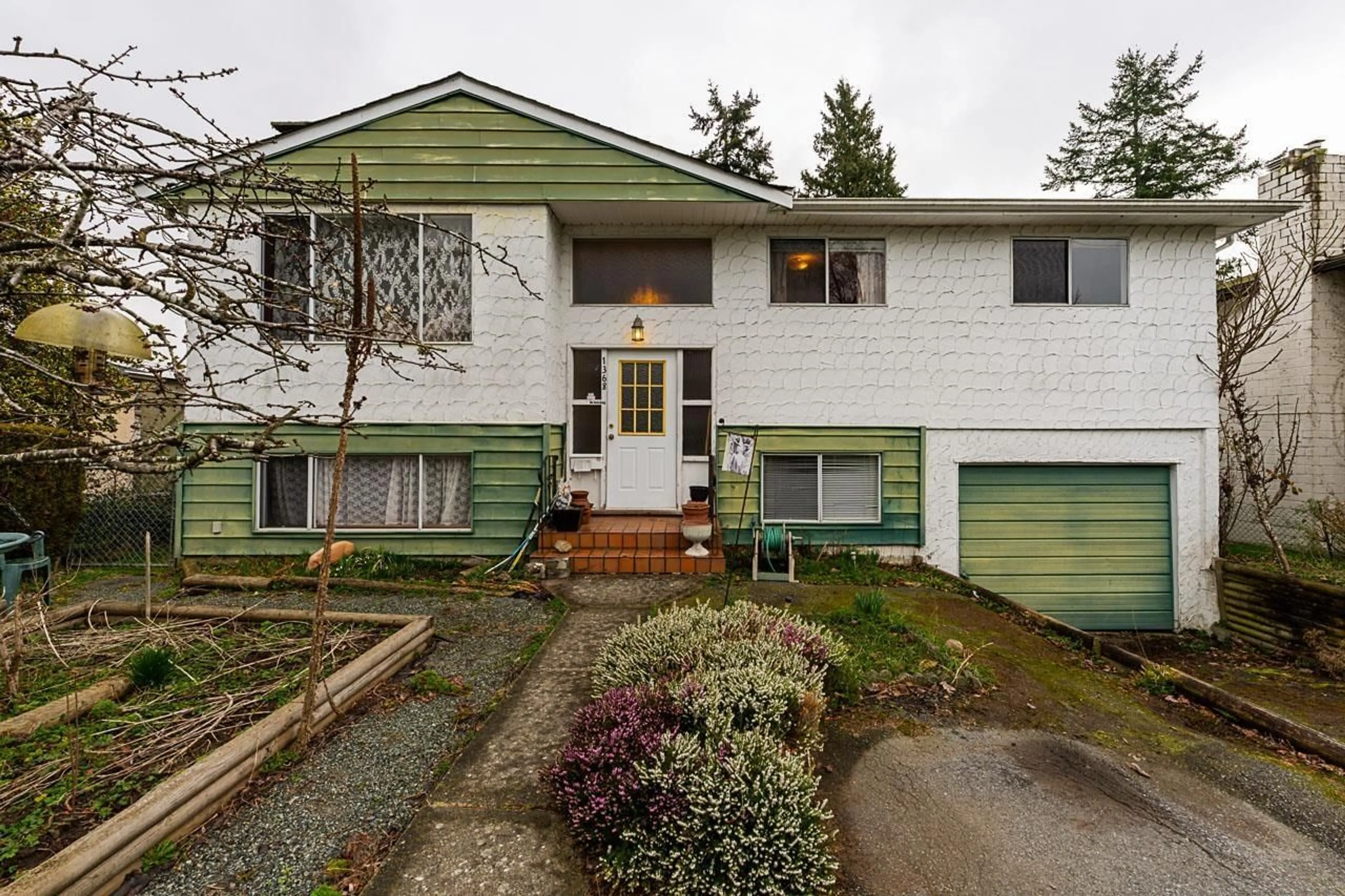 Home with vinyl exterior material, street for 1368 STEVENS STREET, White Rock British Columbia V4B4Y1