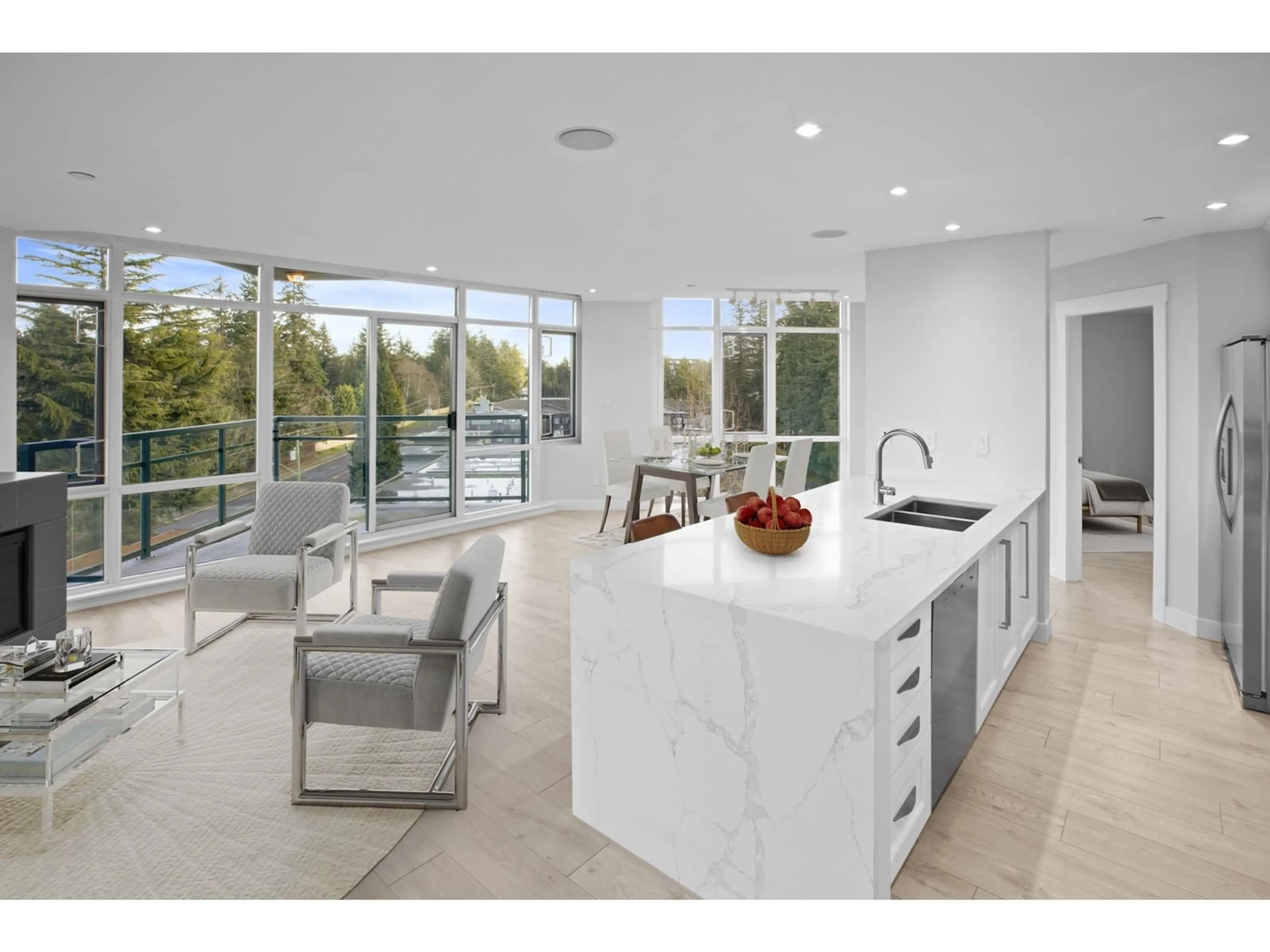 Open concept kitchen, ceramic/tile floor for 705 14824 NORTH BLUFF ROAD, White Rock British Columbia V4B3E2