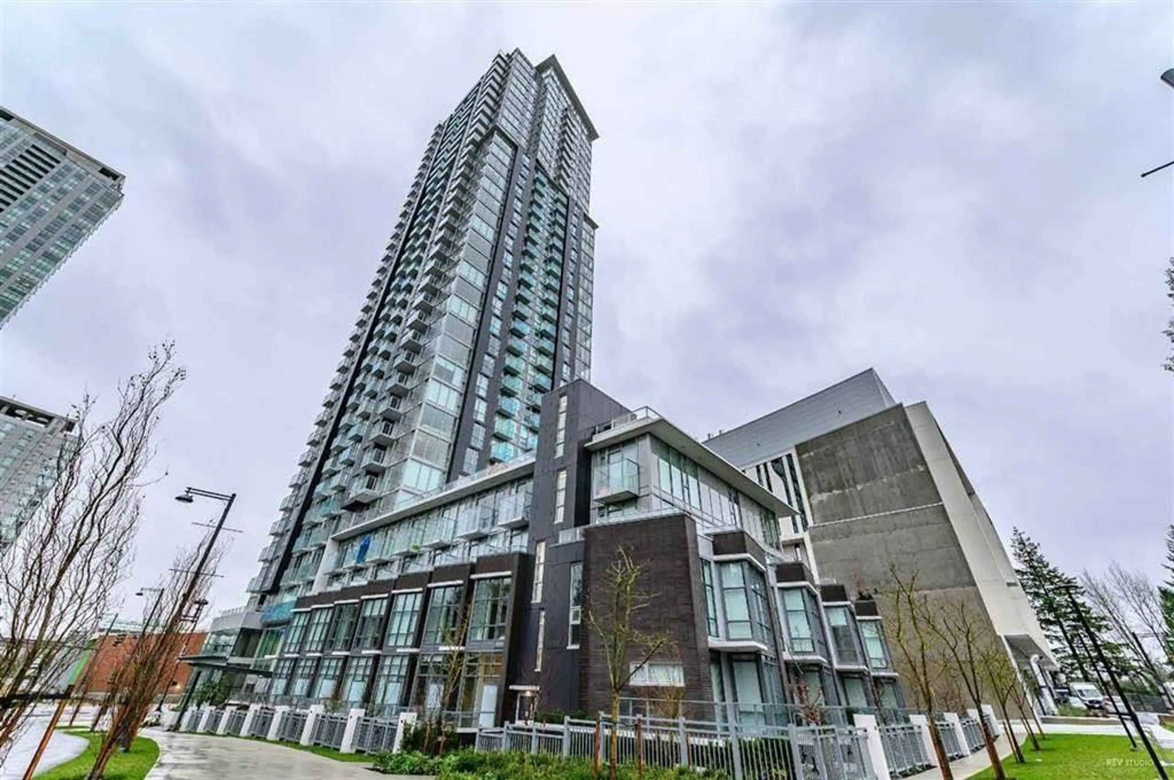 Indoor foyer for 1806 13438 CENTRAL AVENUE, Surrey British Columbia V3T0N2