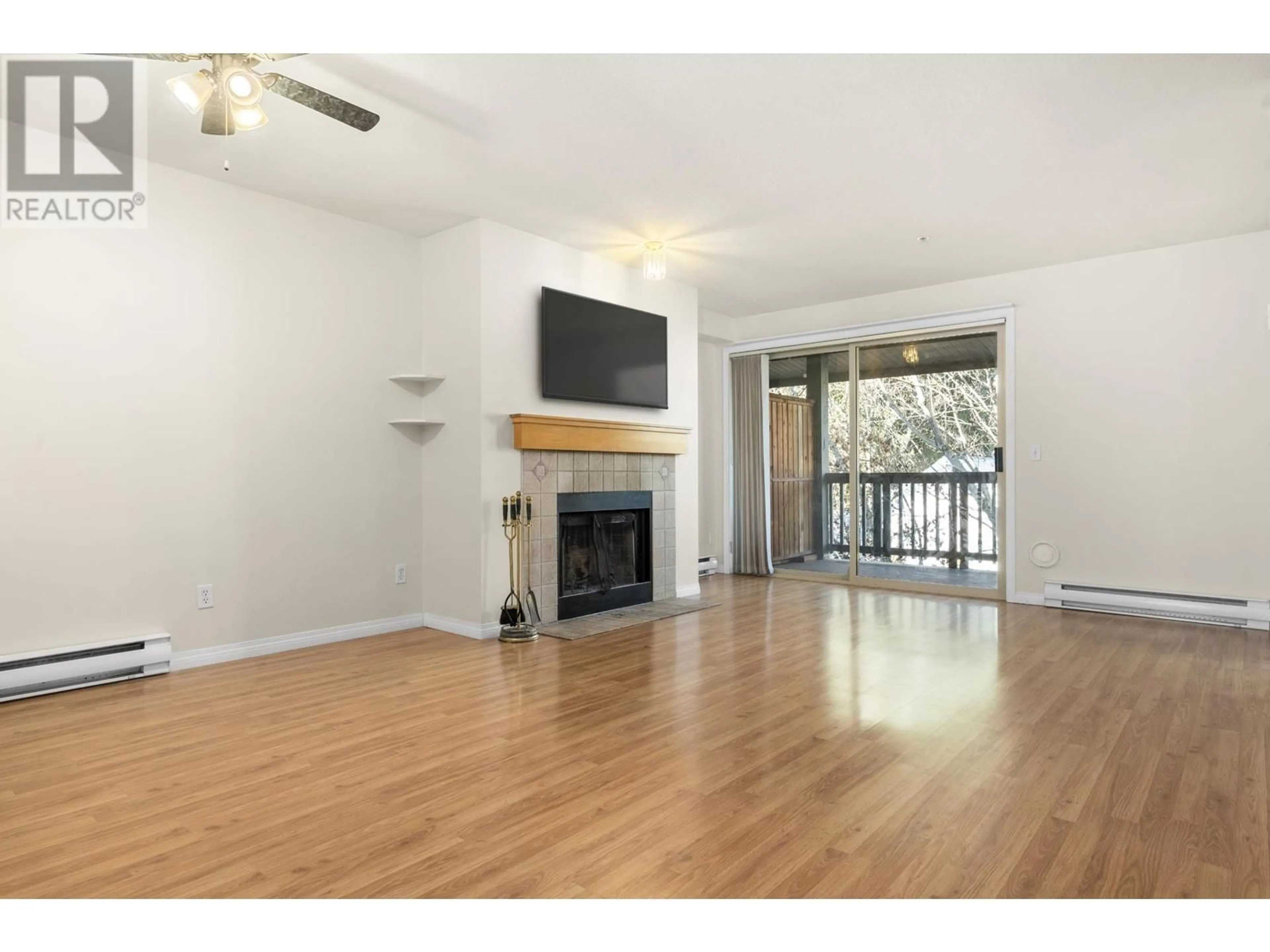 Living room with furniture, wood/laminate floor for 4 7410 FLINT STREET, Pemberton British Columbia V0N2L1