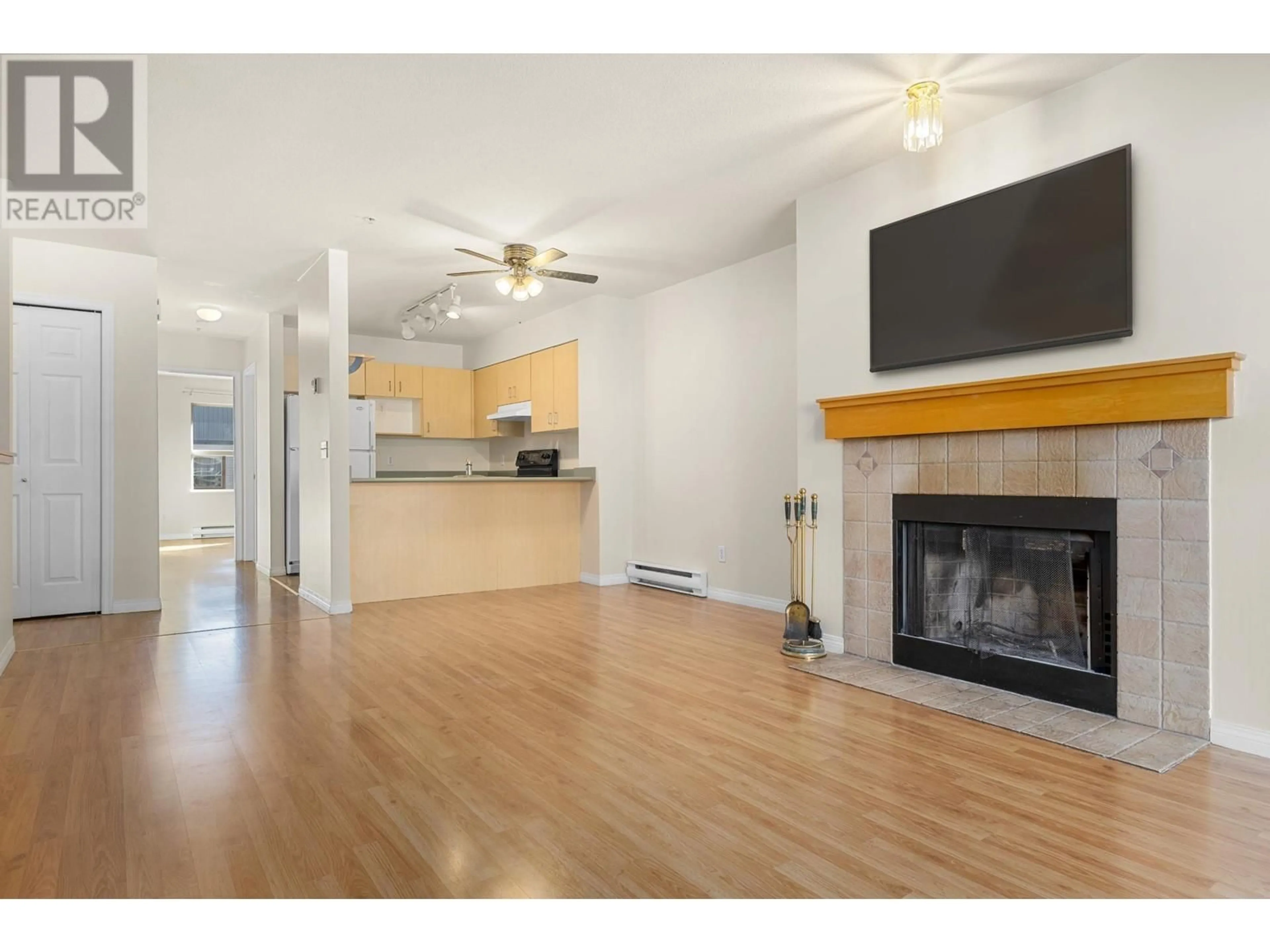 Open concept kitchen, wood/laminate floor for 4 7410 FLINT STREET, Pemberton British Columbia V0N2L1