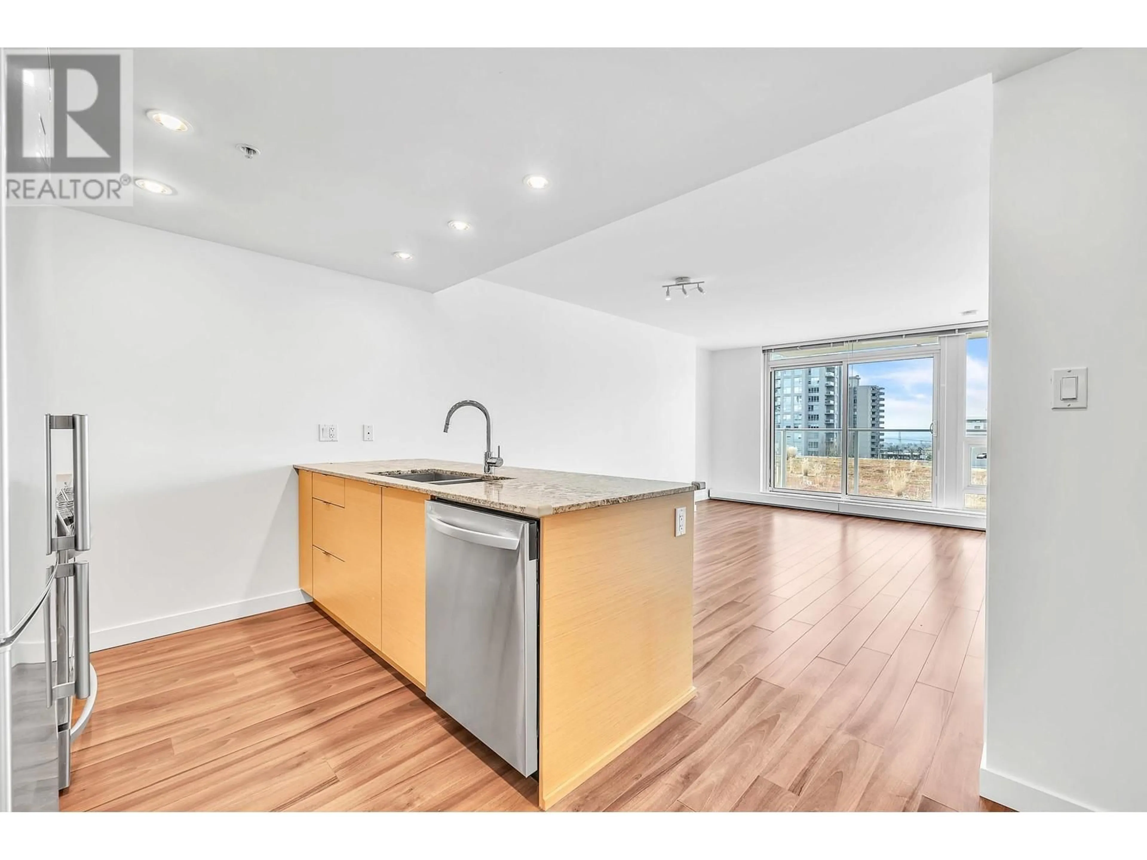 Standard kitchen, unknown for 402 - 135 17TH STREET, North Vancouver British Columbia V7L0C4