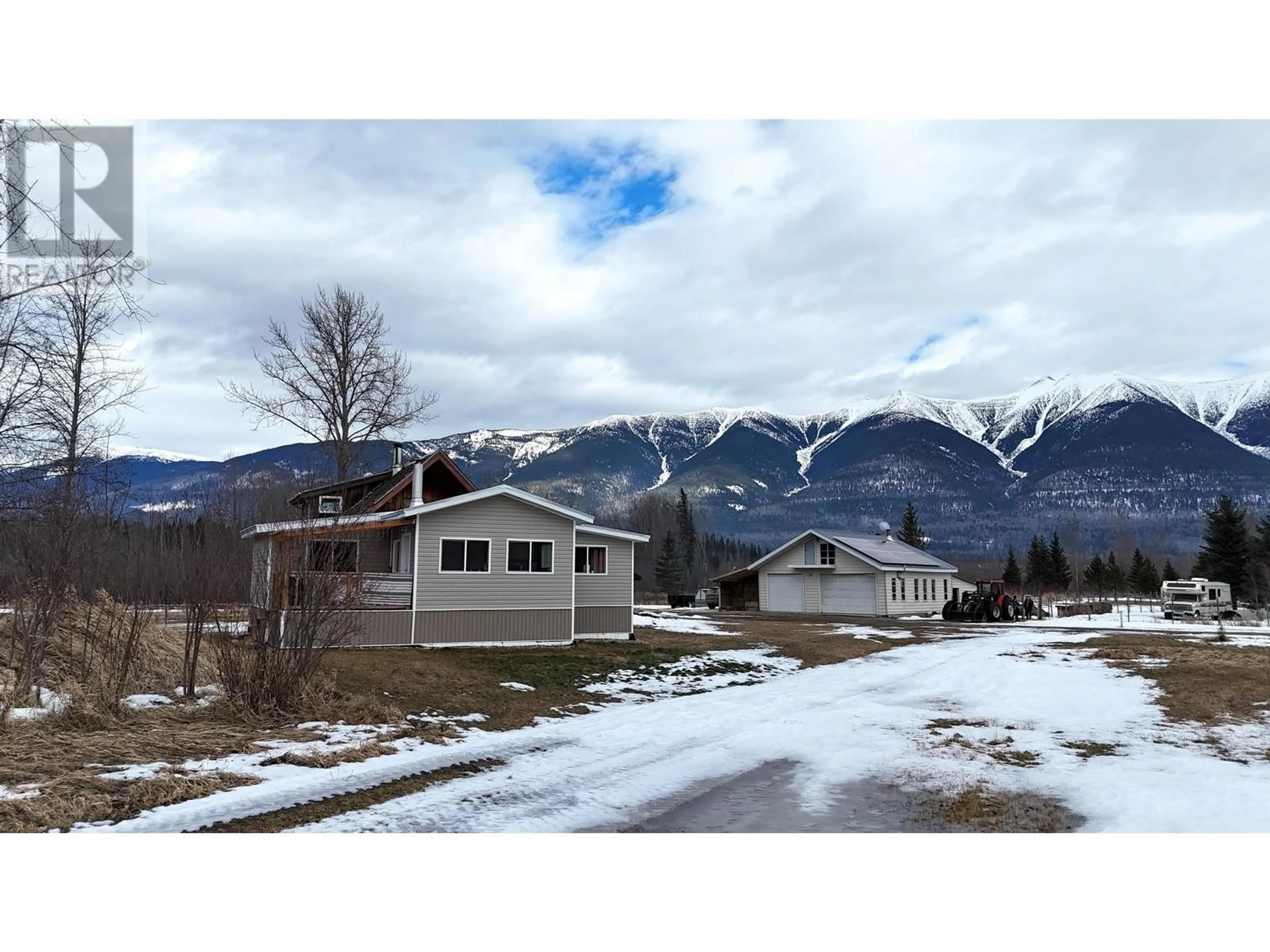 A pic from outside/outdoor area/front of a property/back of a property/a pic from drone, mountain view for 3325 GARRETT ROAD, McBride British Columbia V0J2E0