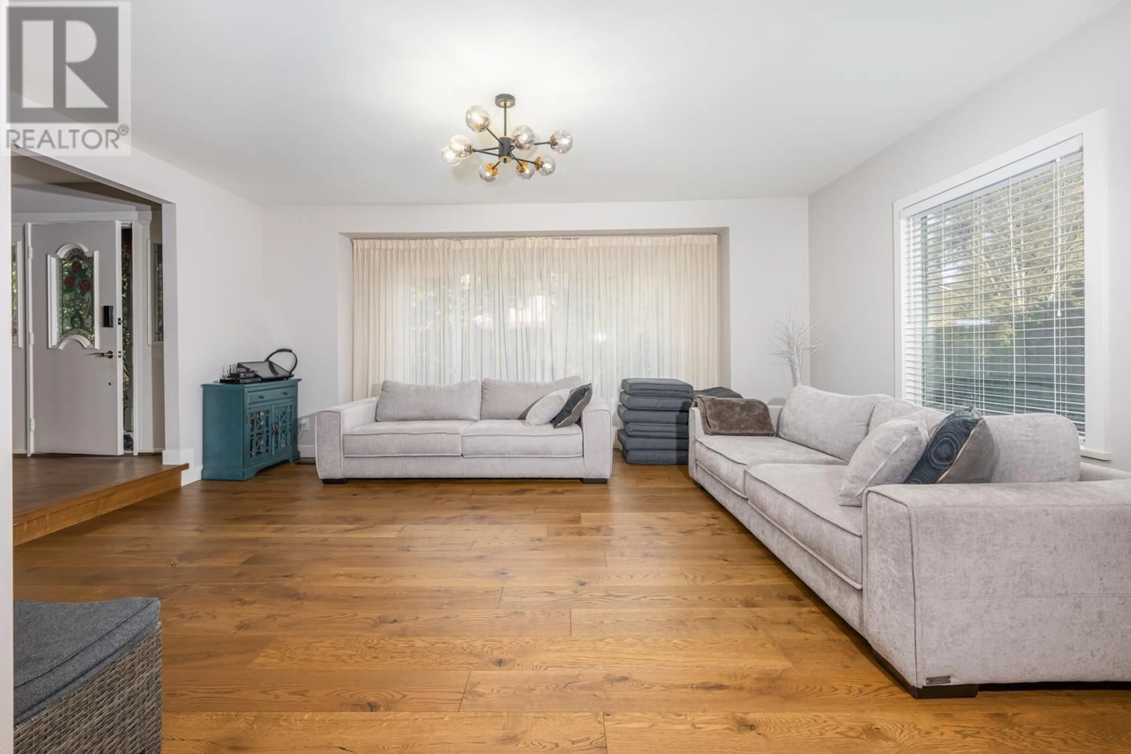 Living room with furniture, wood/laminate floor for 5202 SPRUCEFEILD ROAD, West Vancouver British Columbia V7W2X6