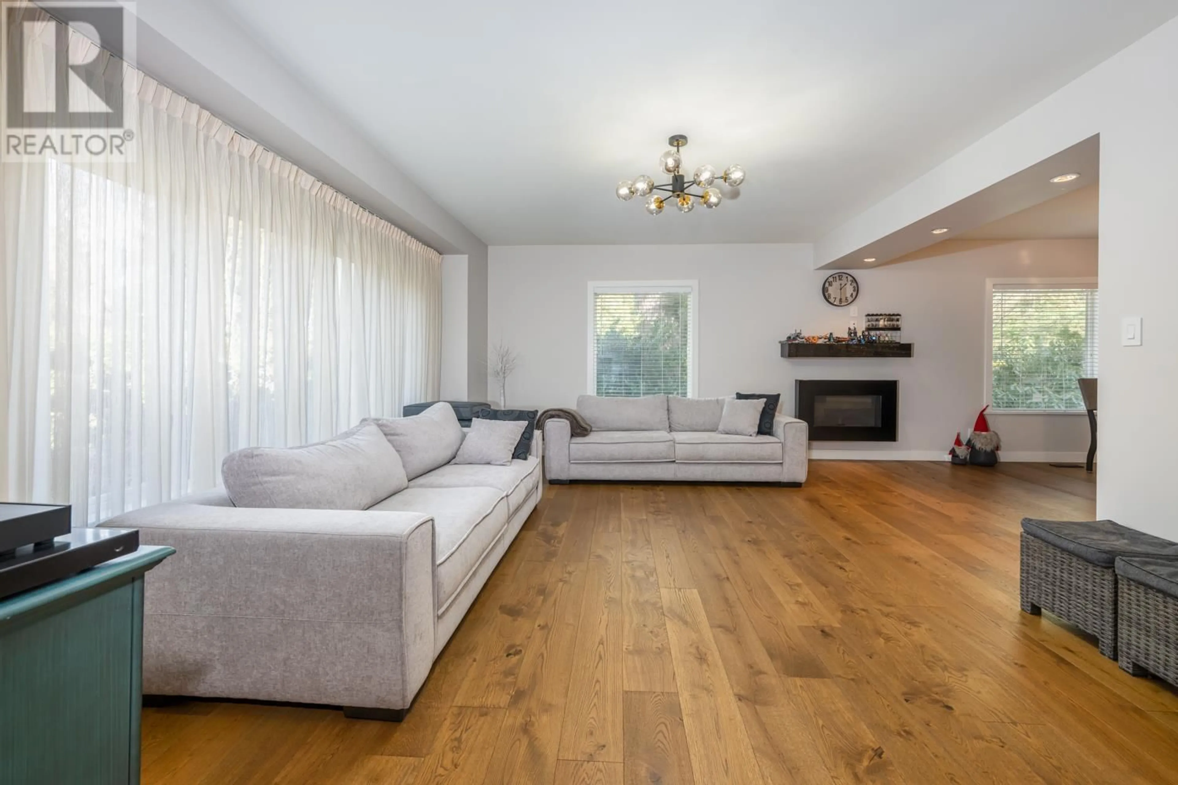 Living room with furniture, wood/laminate floor for 5202 SPRUCEFEILD ROAD, West Vancouver British Columbia V7W2X6