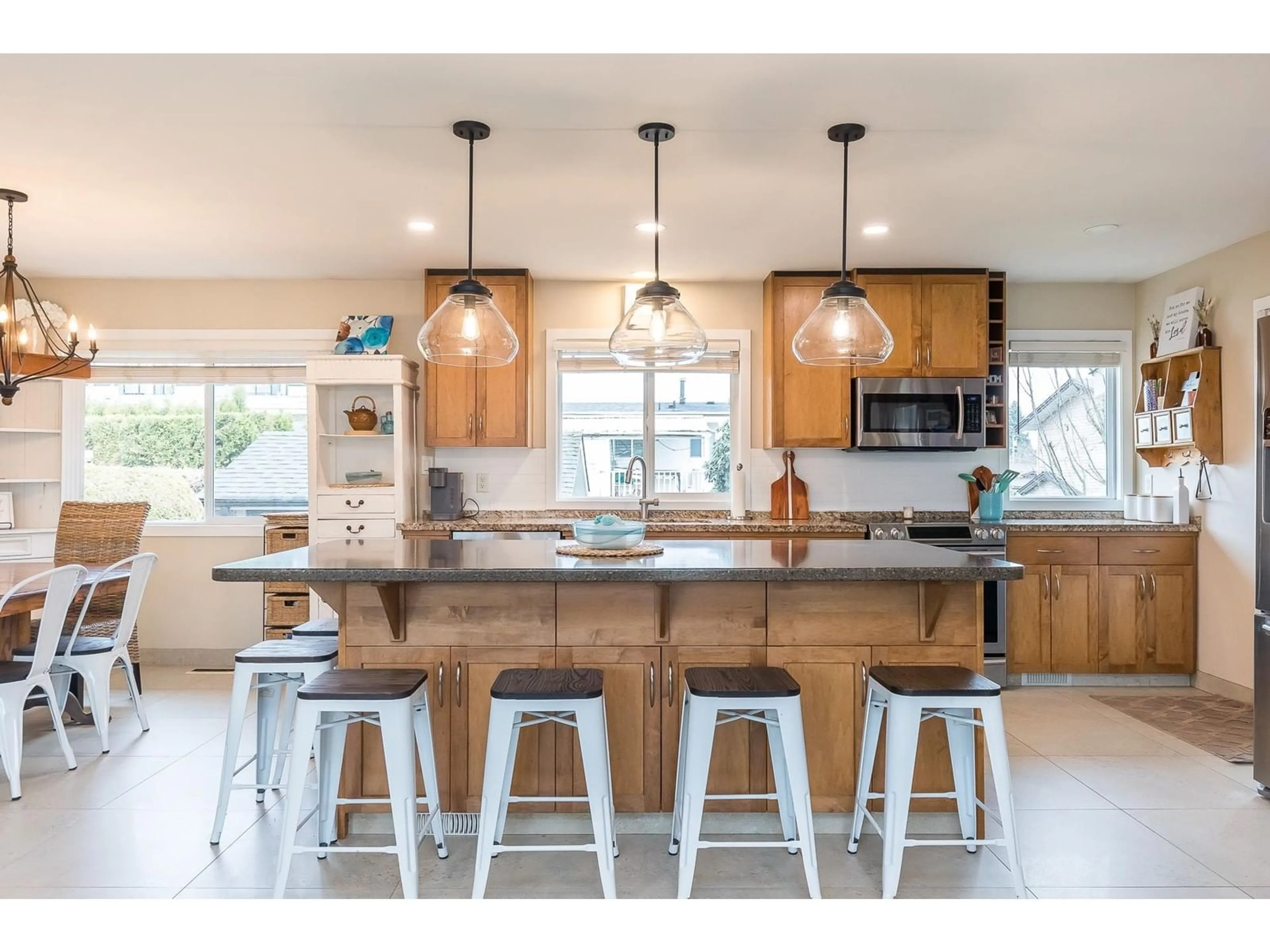 Open concept kitchen, wood/laminate floor for 32750 BELLVUE, Abbotsford British Columbia V2S5K3