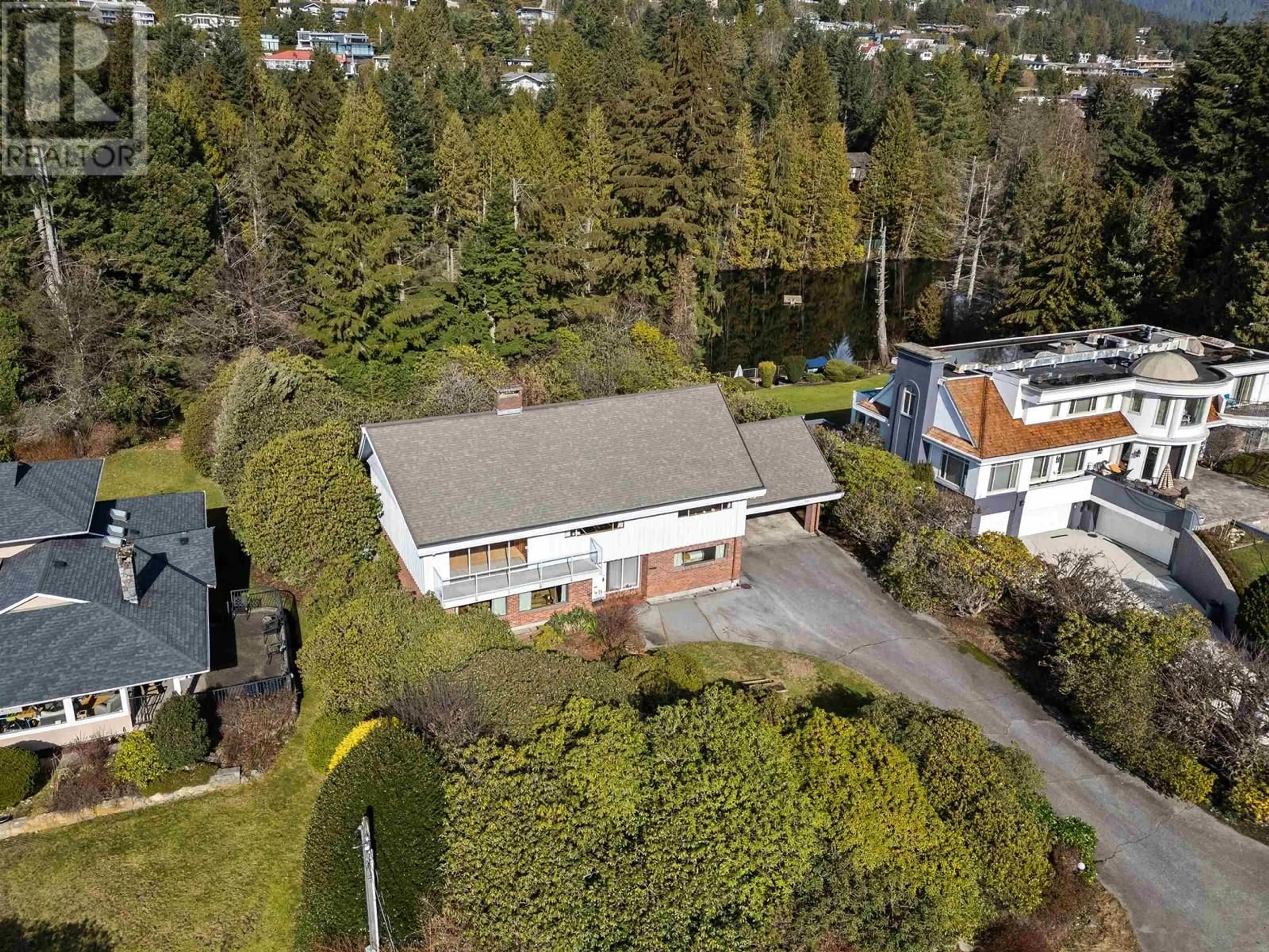 A pic from outside/outdoor area/front of a property/back of a property/a pic from drone, street for 945 GROVELAND ROAD, West Vancouver British Columbia V7S1Y9