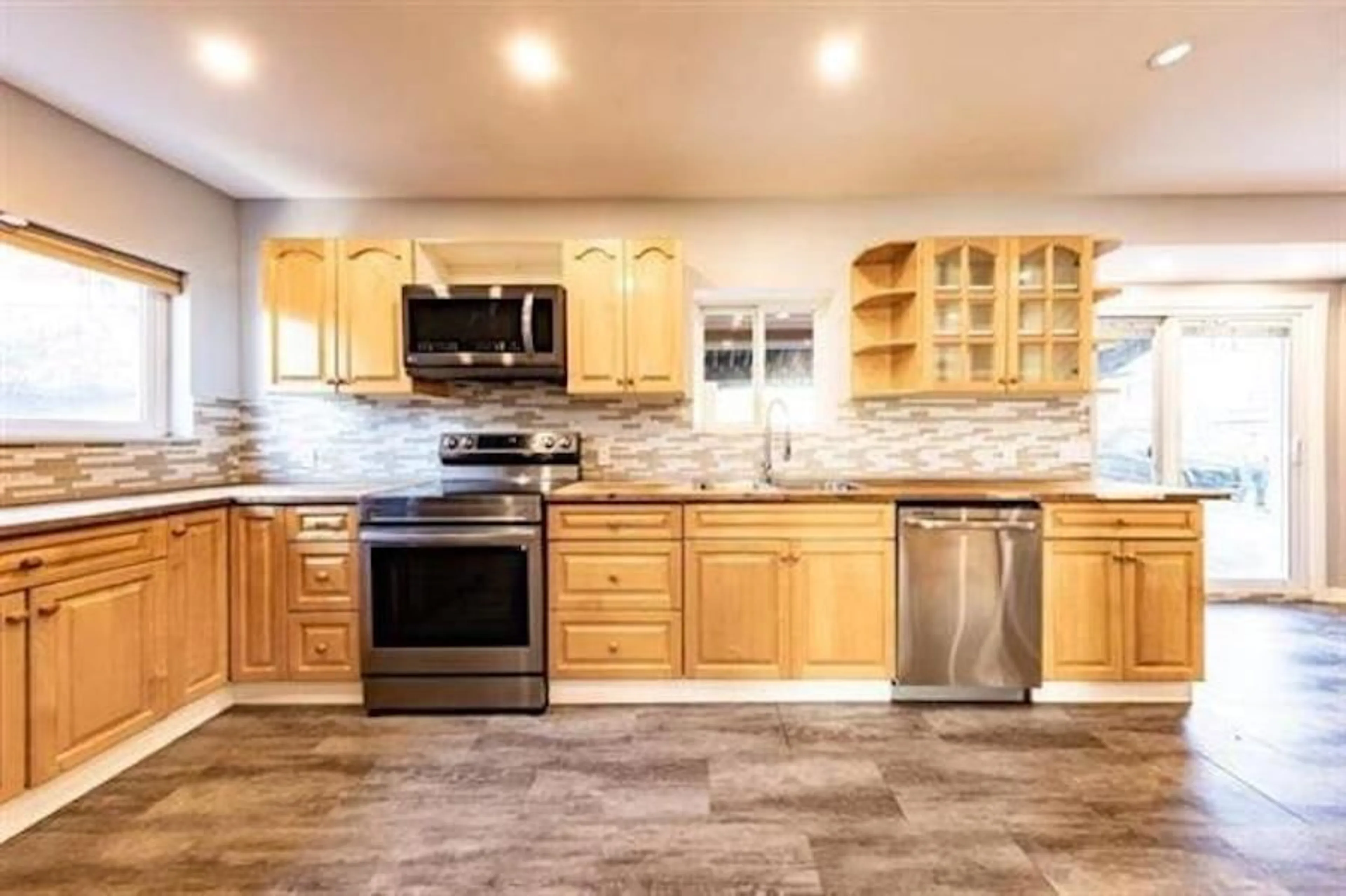 Open concept kitchen, ceramic/tile floor for 9421 116 STREET, Delta British Columbia V4C5X2