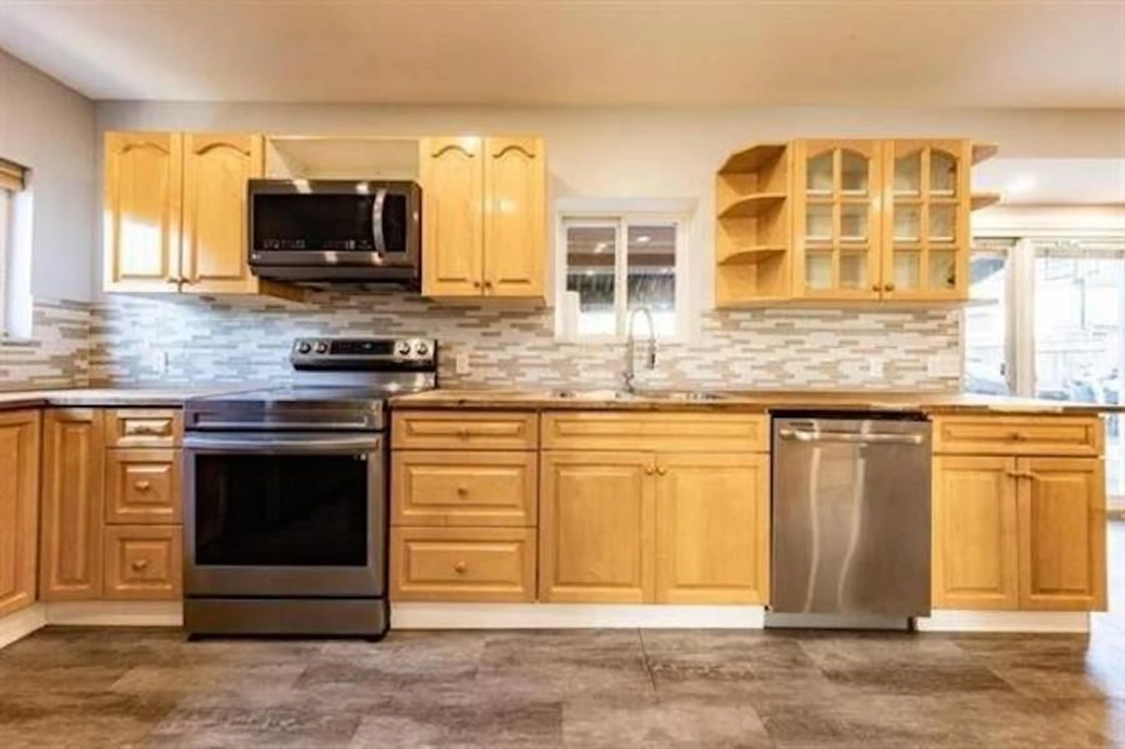Open concept kitchen, unknown for 9421 116 STREET, Delta British Columbia V4C5X2