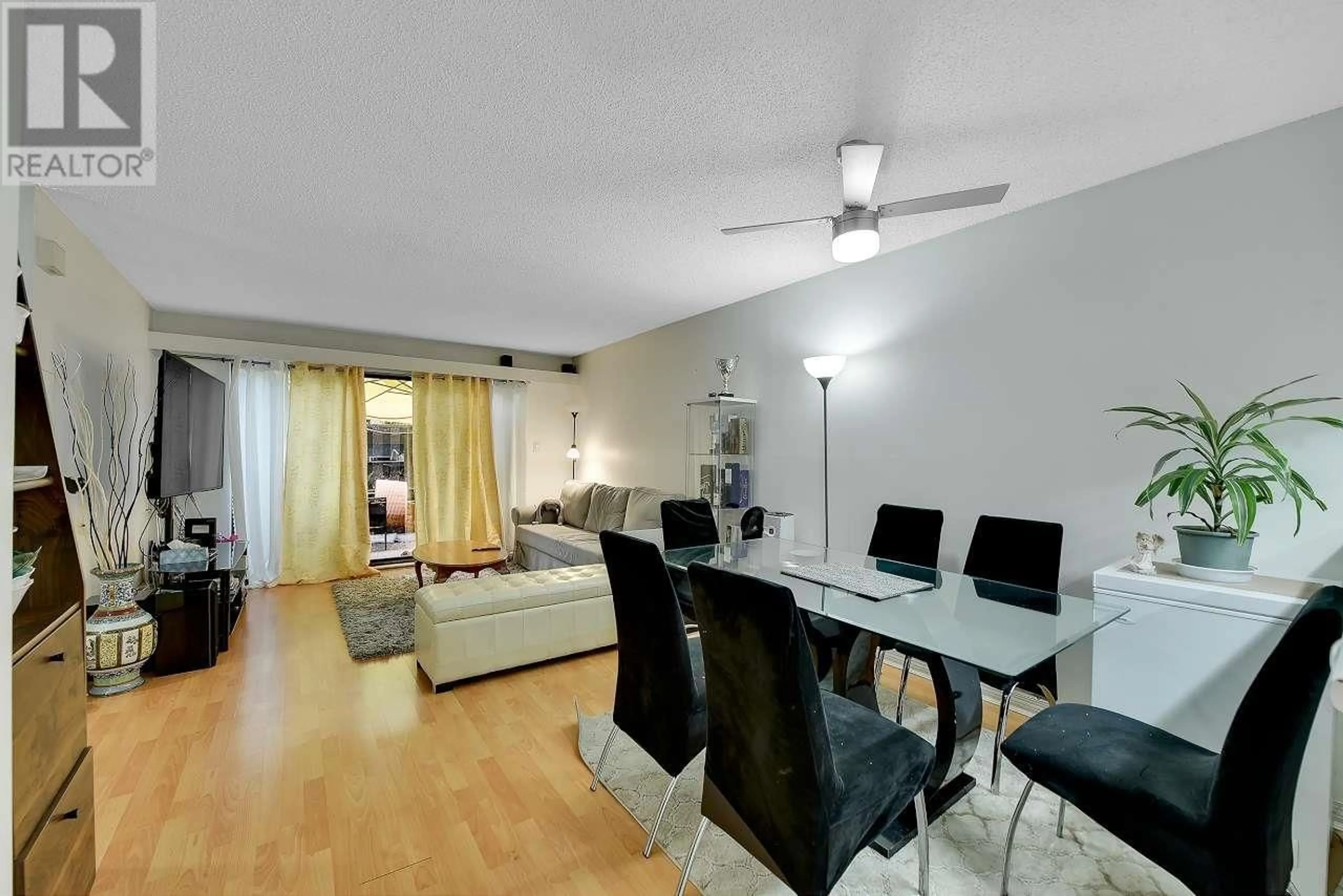 Living room with furniture, wood/laminate floor for 17 - 365 GINGER DRIVE, New Westminster British Columbia V3L5L5