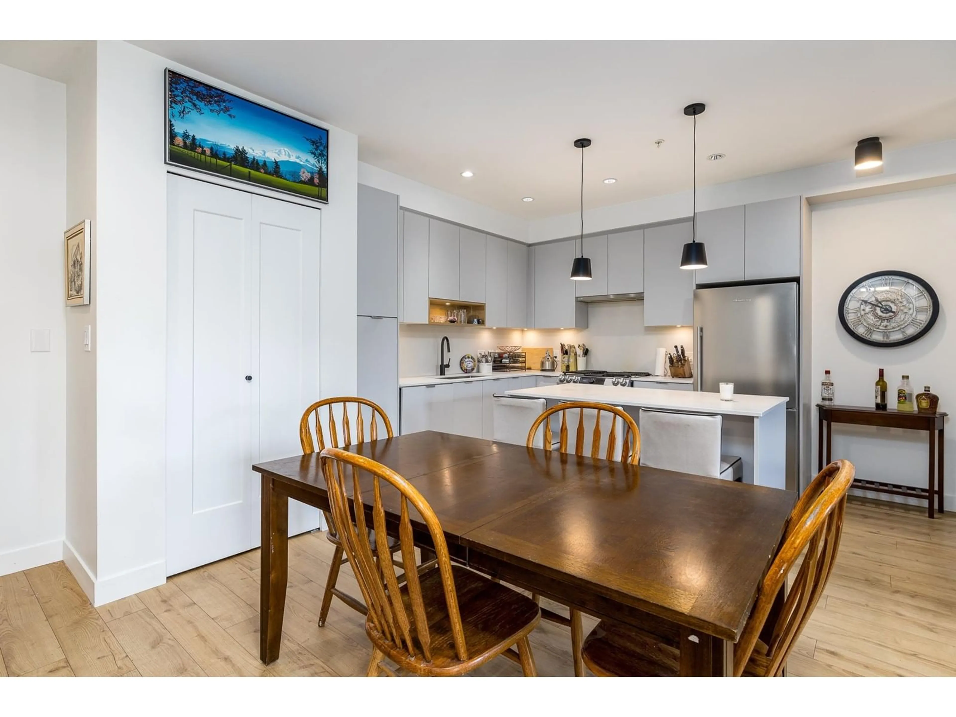 Open concept kitchen, wood/laminate floor for 213 2493 MONTROSE AVENUE, Abbotsford British Columbia V2S0L4