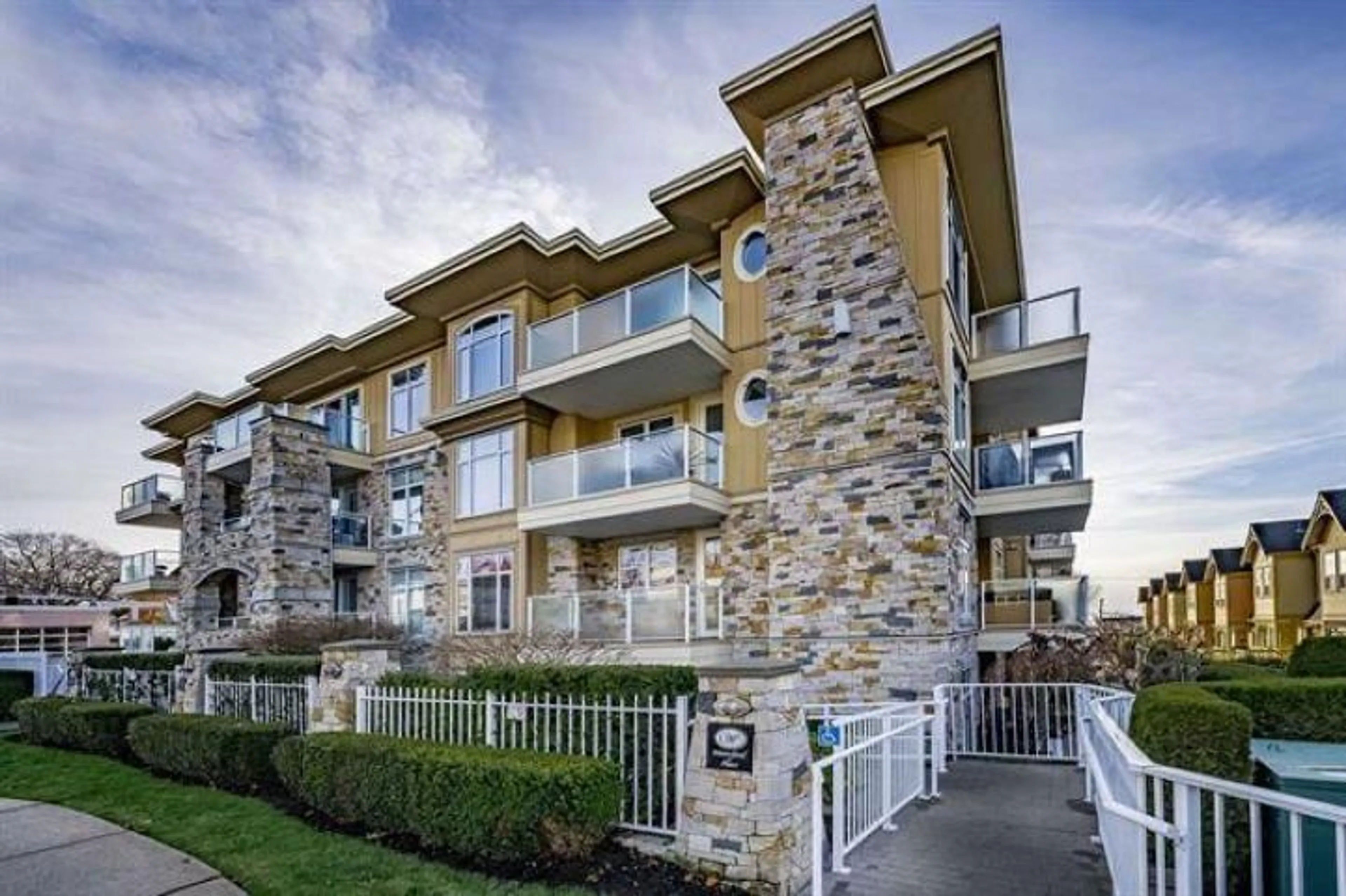 Unknown for 106 15164 PROSPECT AVENUE, White Rock British Columbia V4B2B9