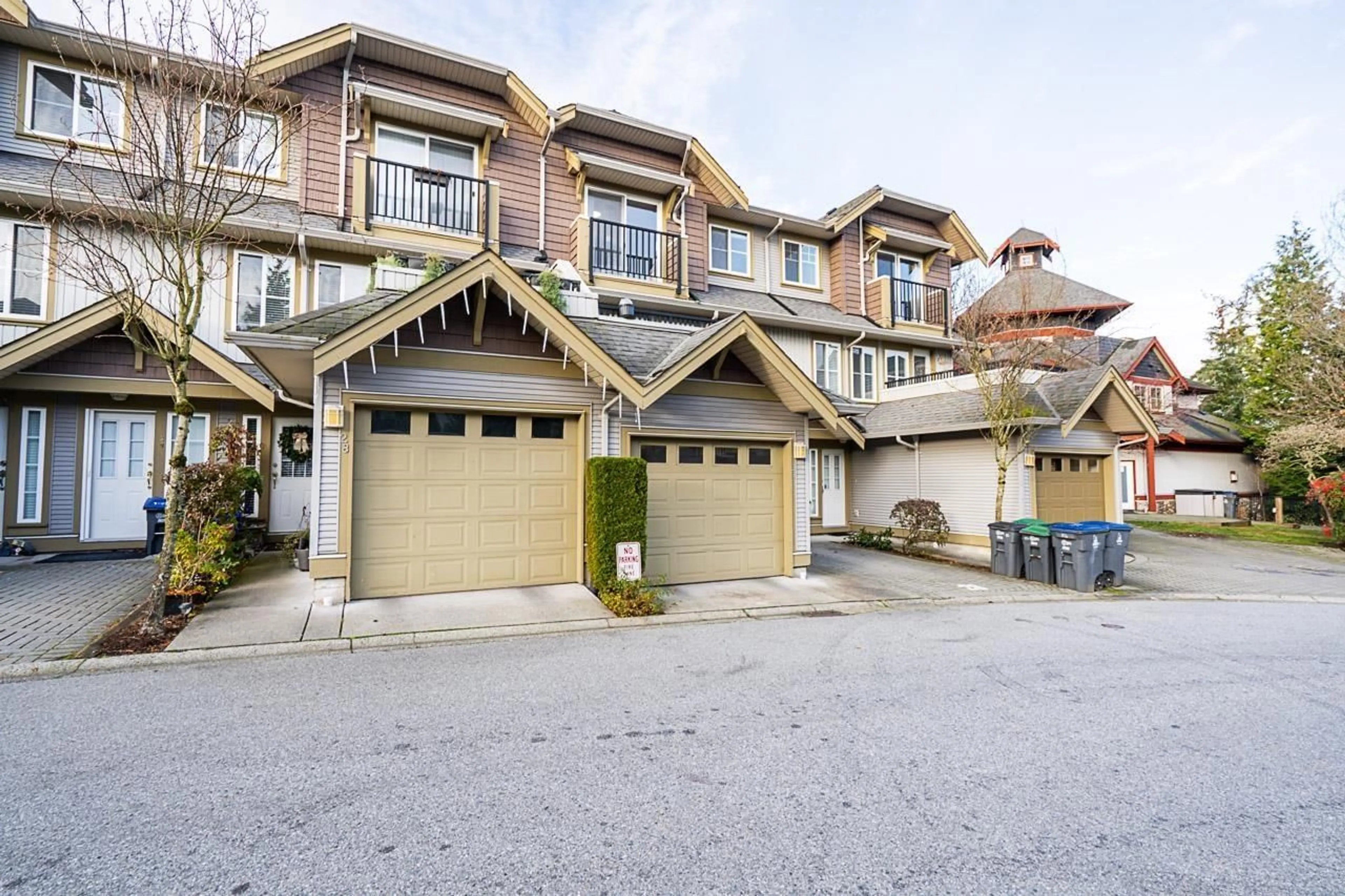 Unknown for 27 - 12040 68, Surrey British Columbia V3W1P5