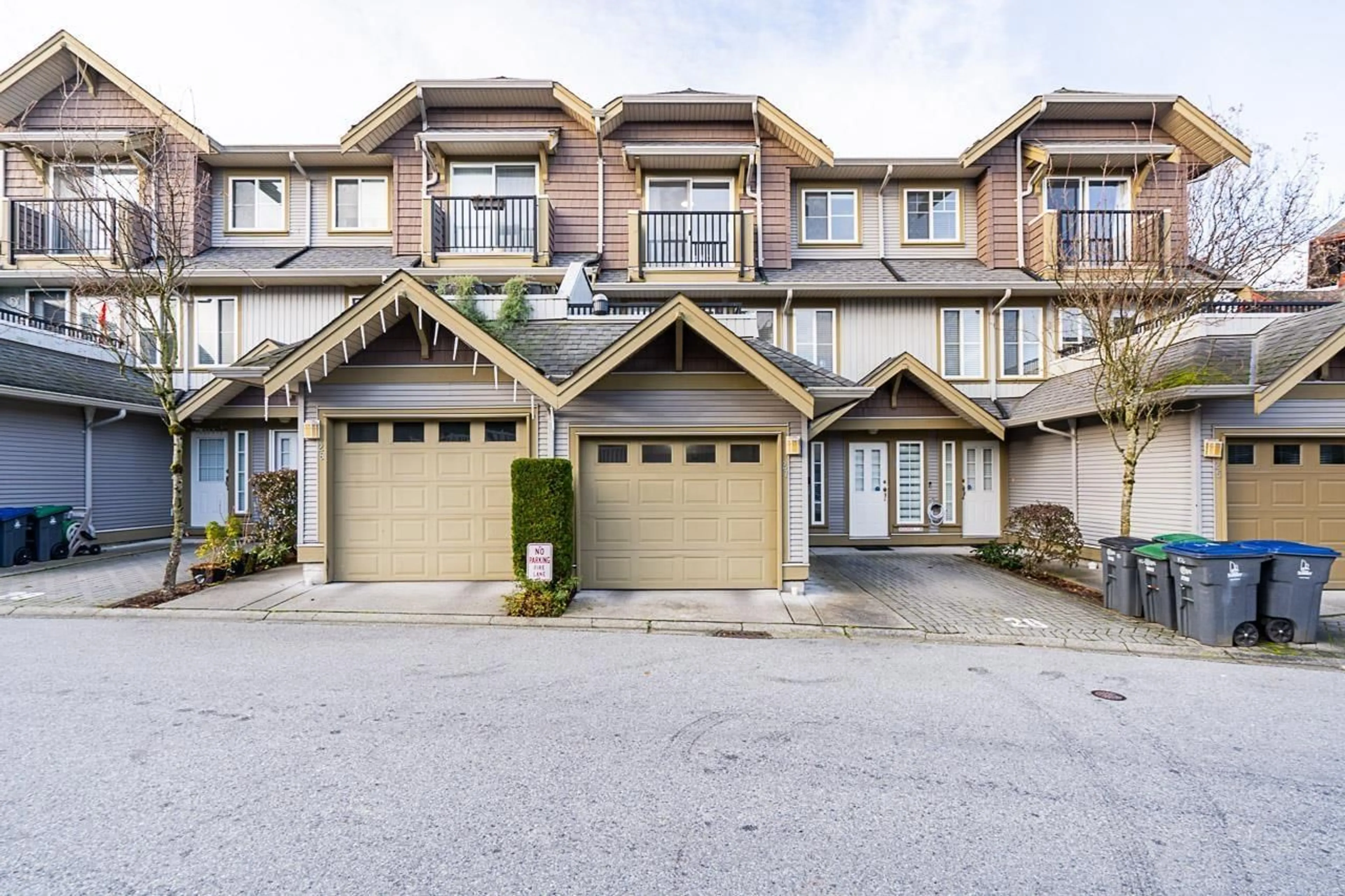 Unknown for 27 - 12040 68, Surrey British Columbia V3W1P5