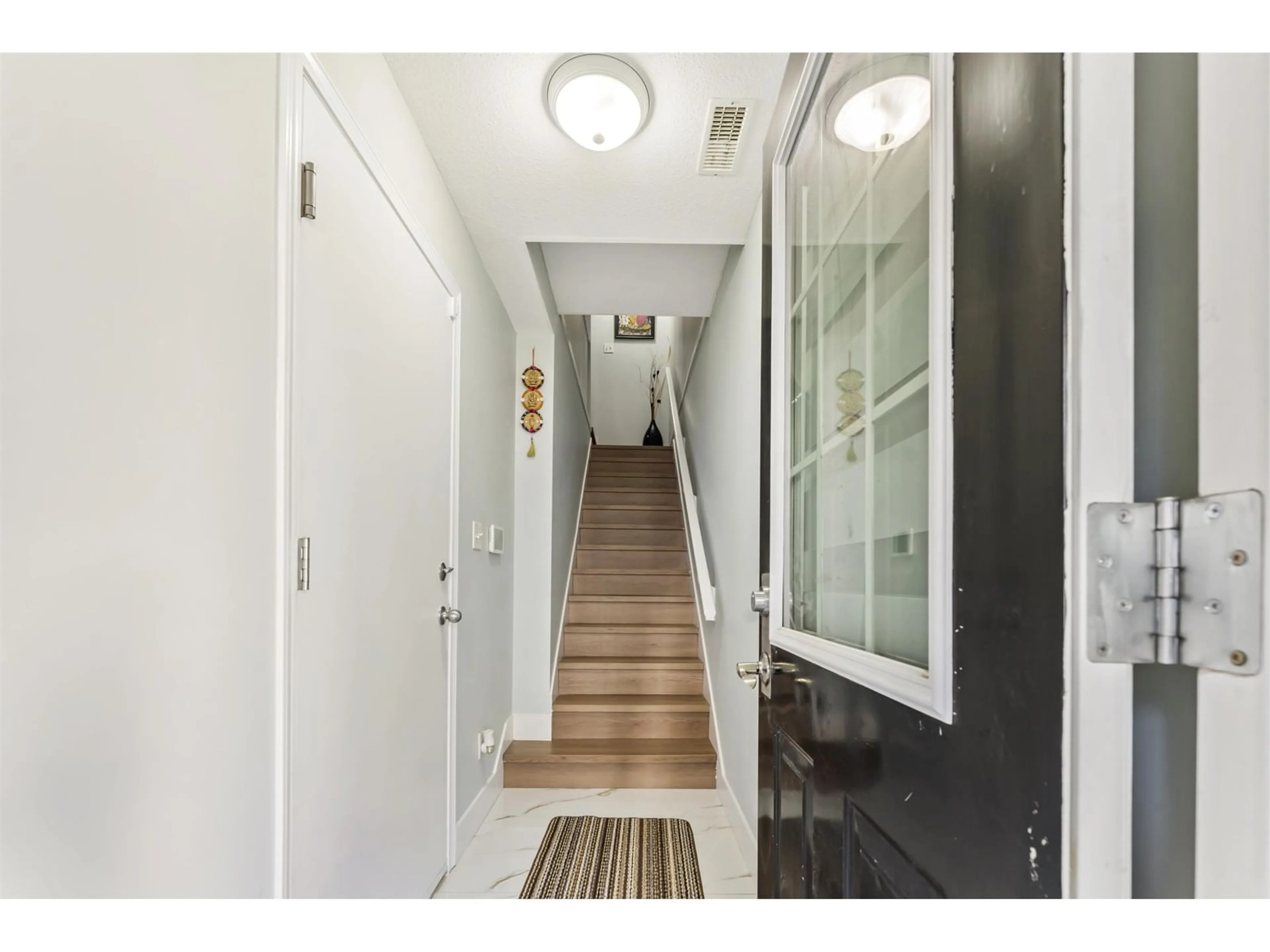 Indoor foyer for 34 - 9559 130A, Surrey British Columbia V3V5N9
