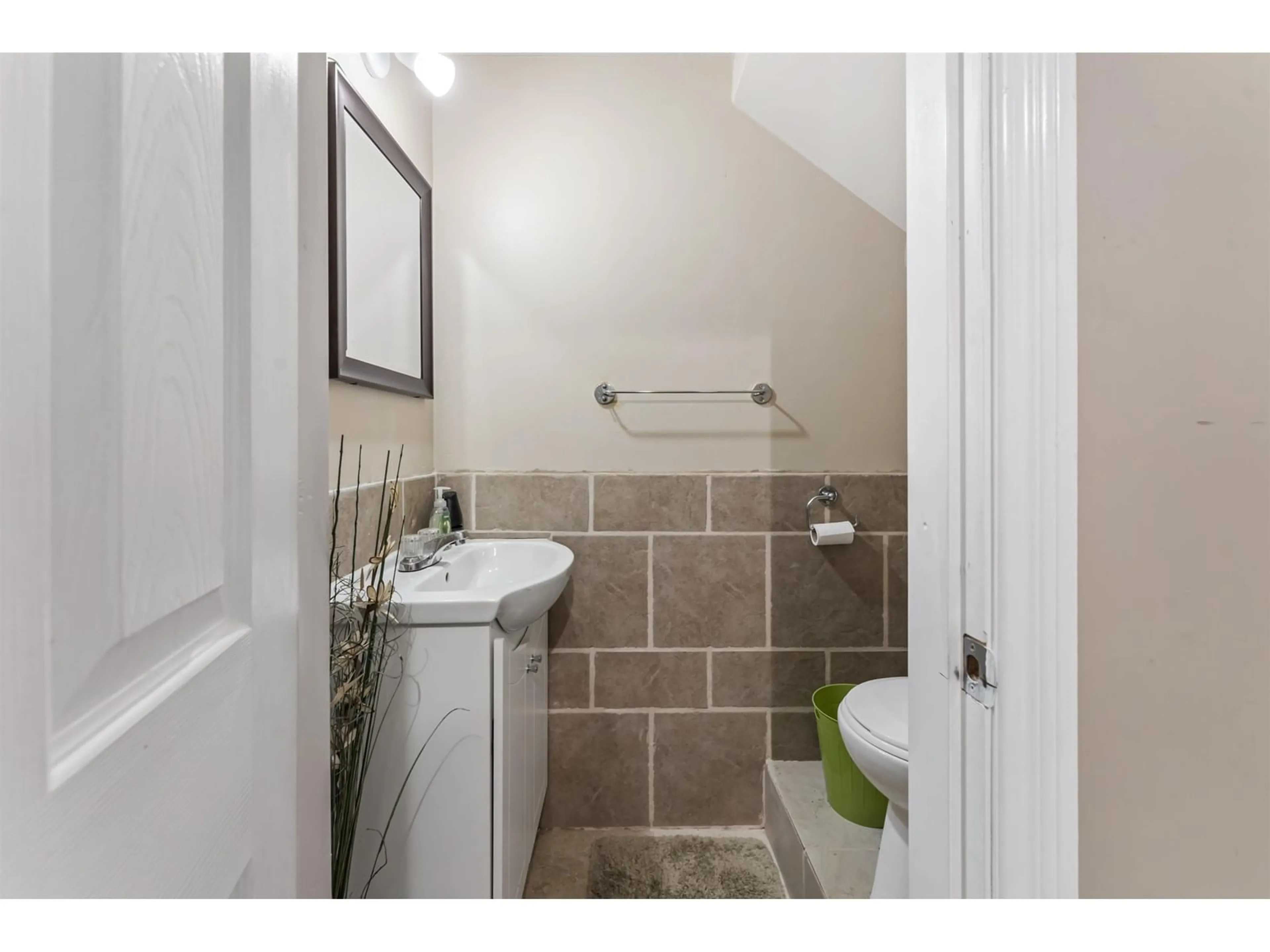 Standard bathroom, ceramic/tile floor for 34 9559 130A STREET, Surrey British Columbia V3V5N9